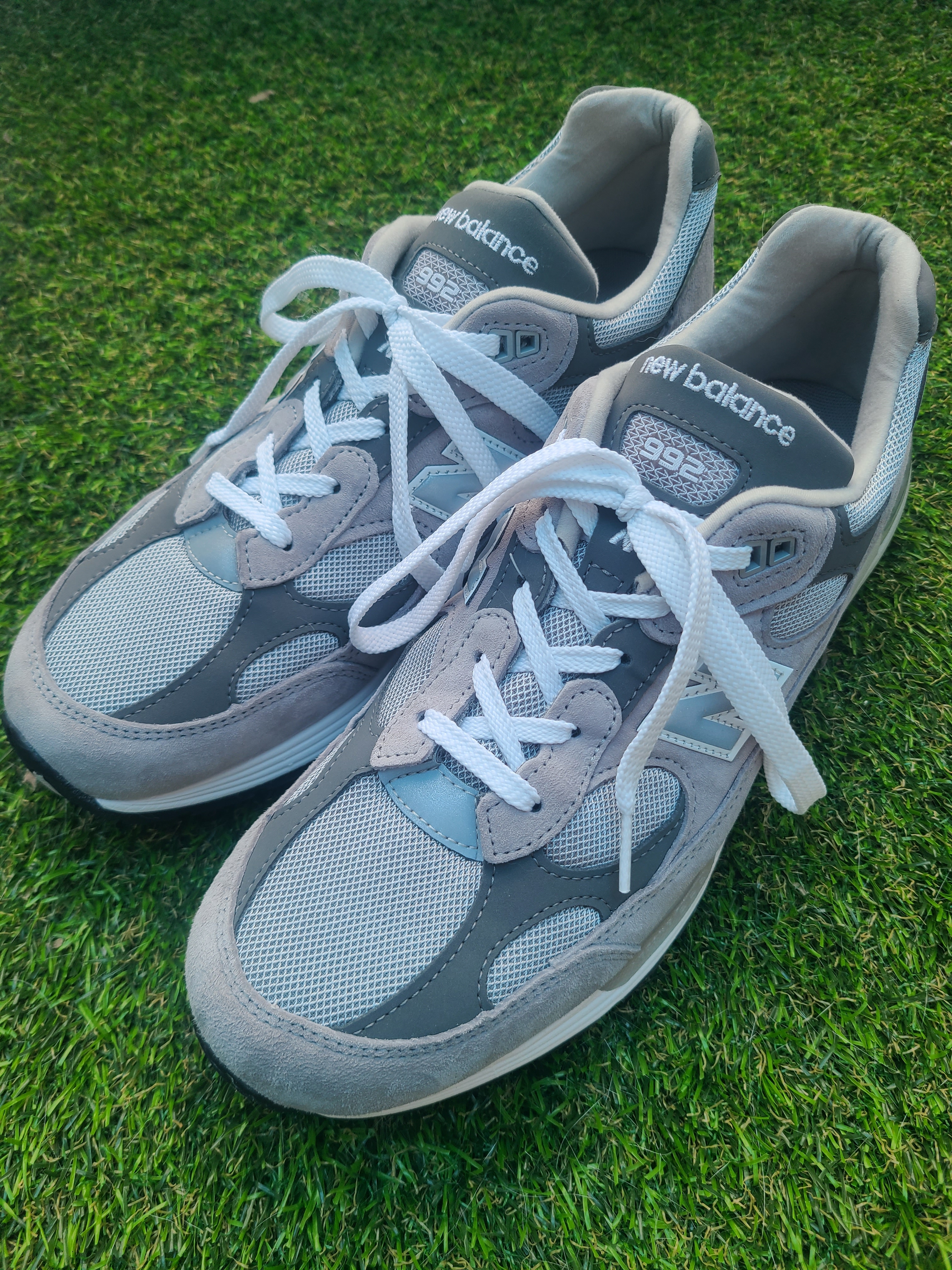 New Balance 992 Made in USA Core Grey Silver Metallic, Polyteru Gosima Denim Pants Washed Blue 착용 스타일 - 4