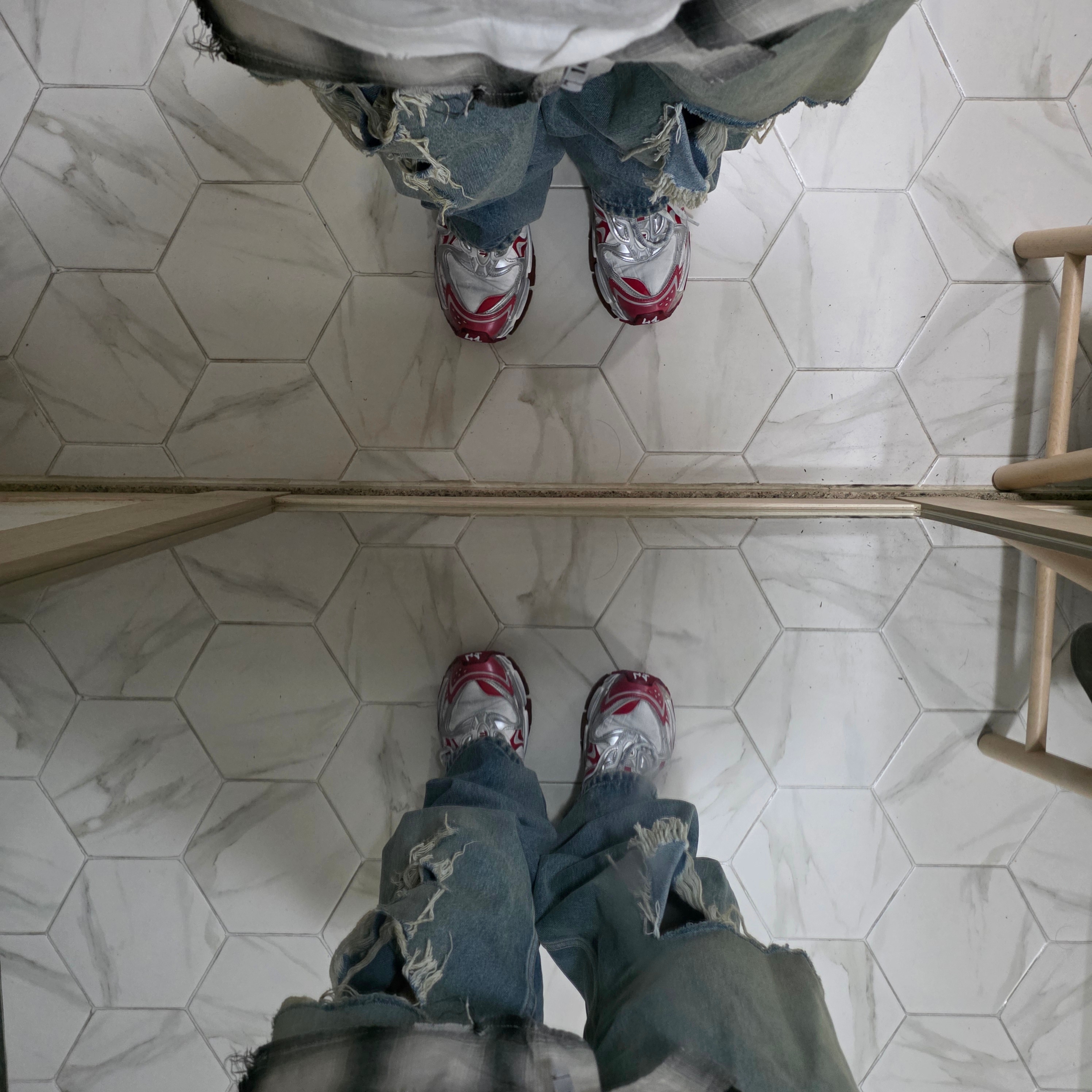 Balenciaga Runner 2.0 Sneakers Off White Red, Balenciaga Ripped Pants Medium Fit Light Blue 착용 스타일 - 2