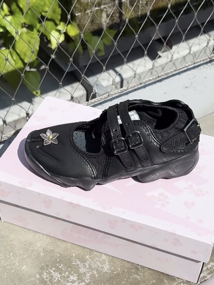 (W) Nike Air Rift Breathe Strap Black 착용 스타일 - 2