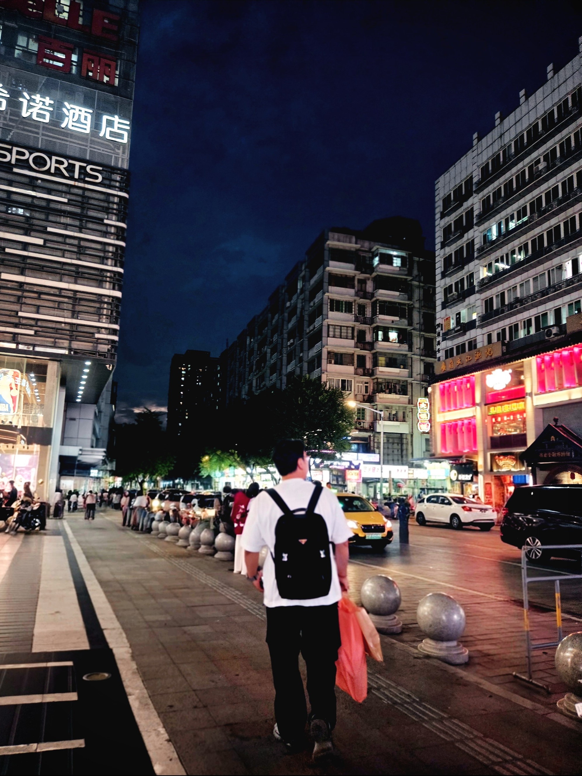 Prada Re-Nylon and Saffiano Leather Backpack Black 착용 스타일
