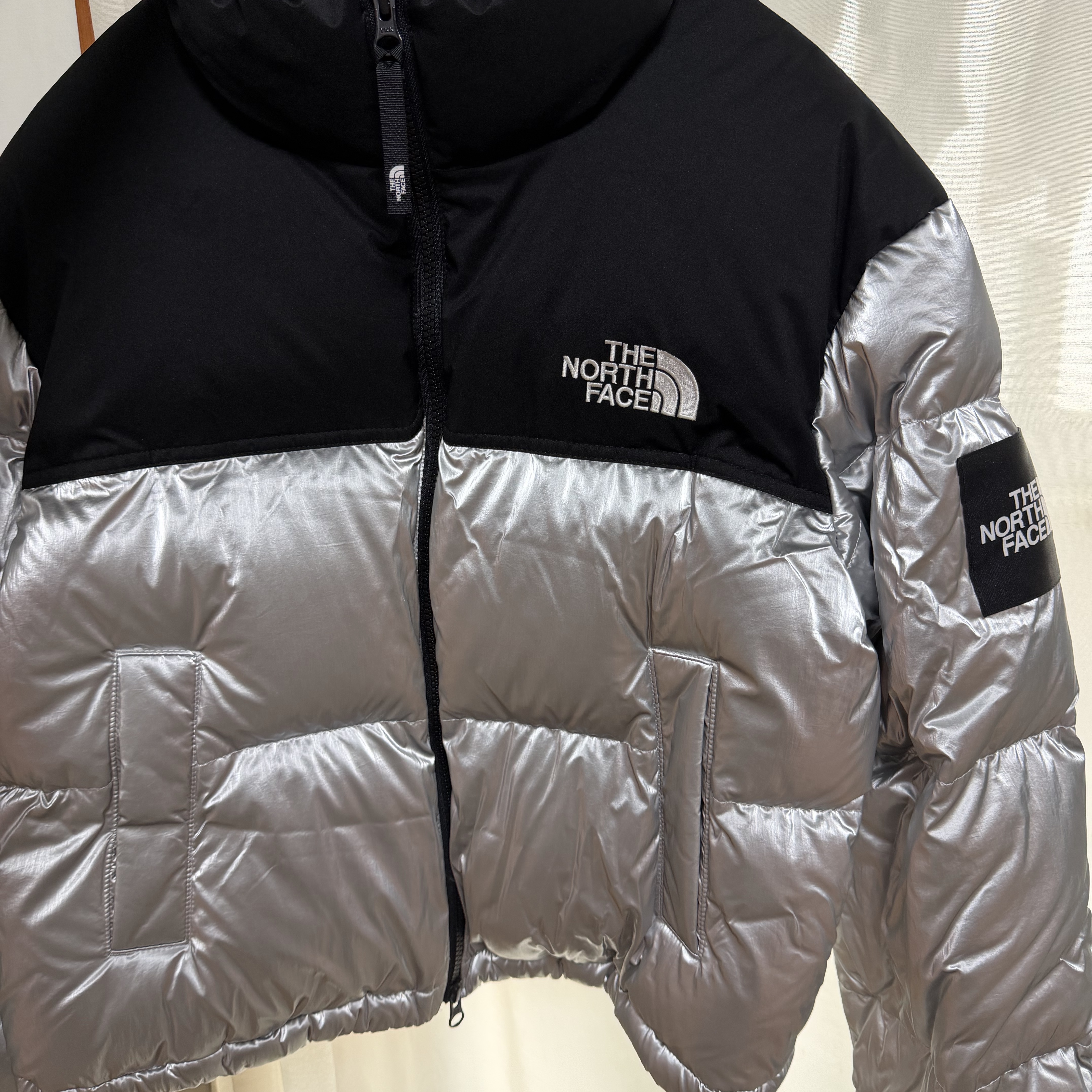 (W) The North Face White Label Novelty Nuptse Down Jacket Silver 착용 스타일