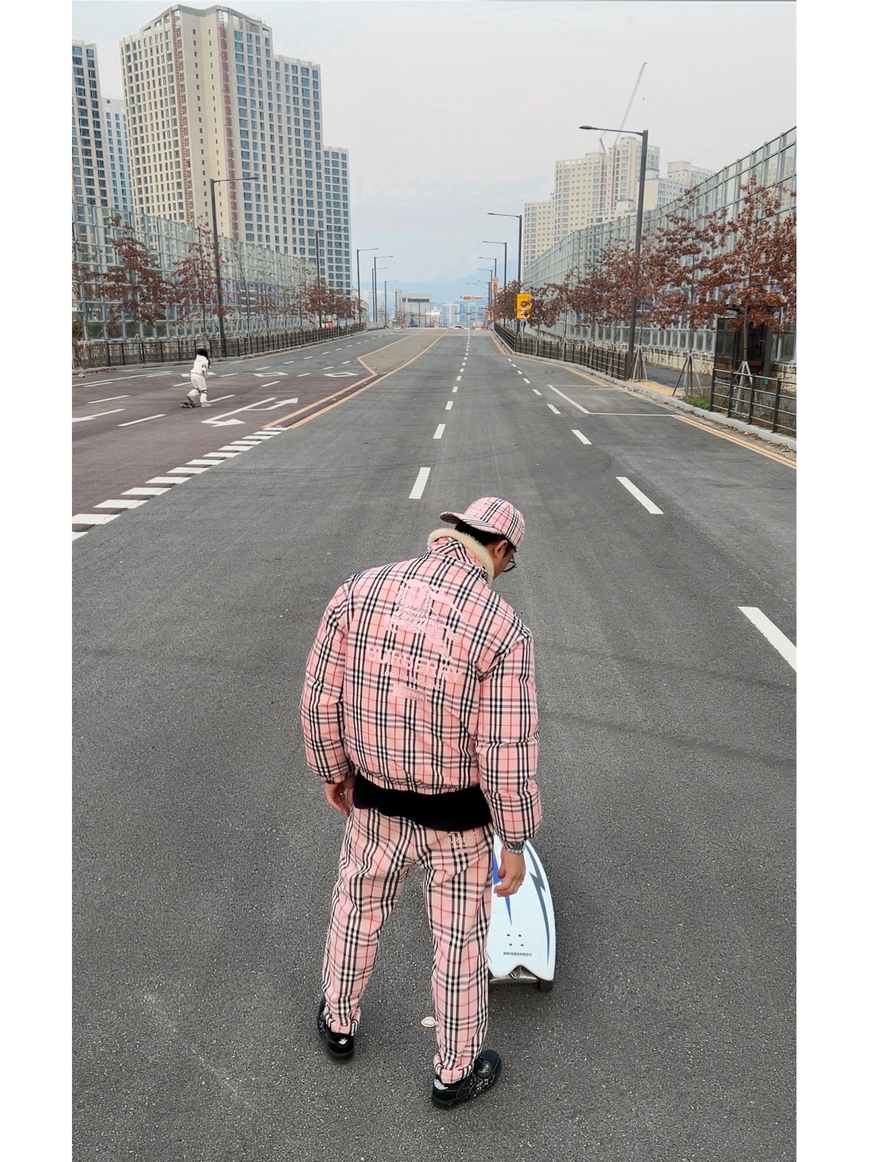 Supreme x Burberry Denim 6-Panel Pink - 22SS, Supreme x Burberry Shearling Collar Down Puffer Jacket Pink - 22SS 착용 스타일