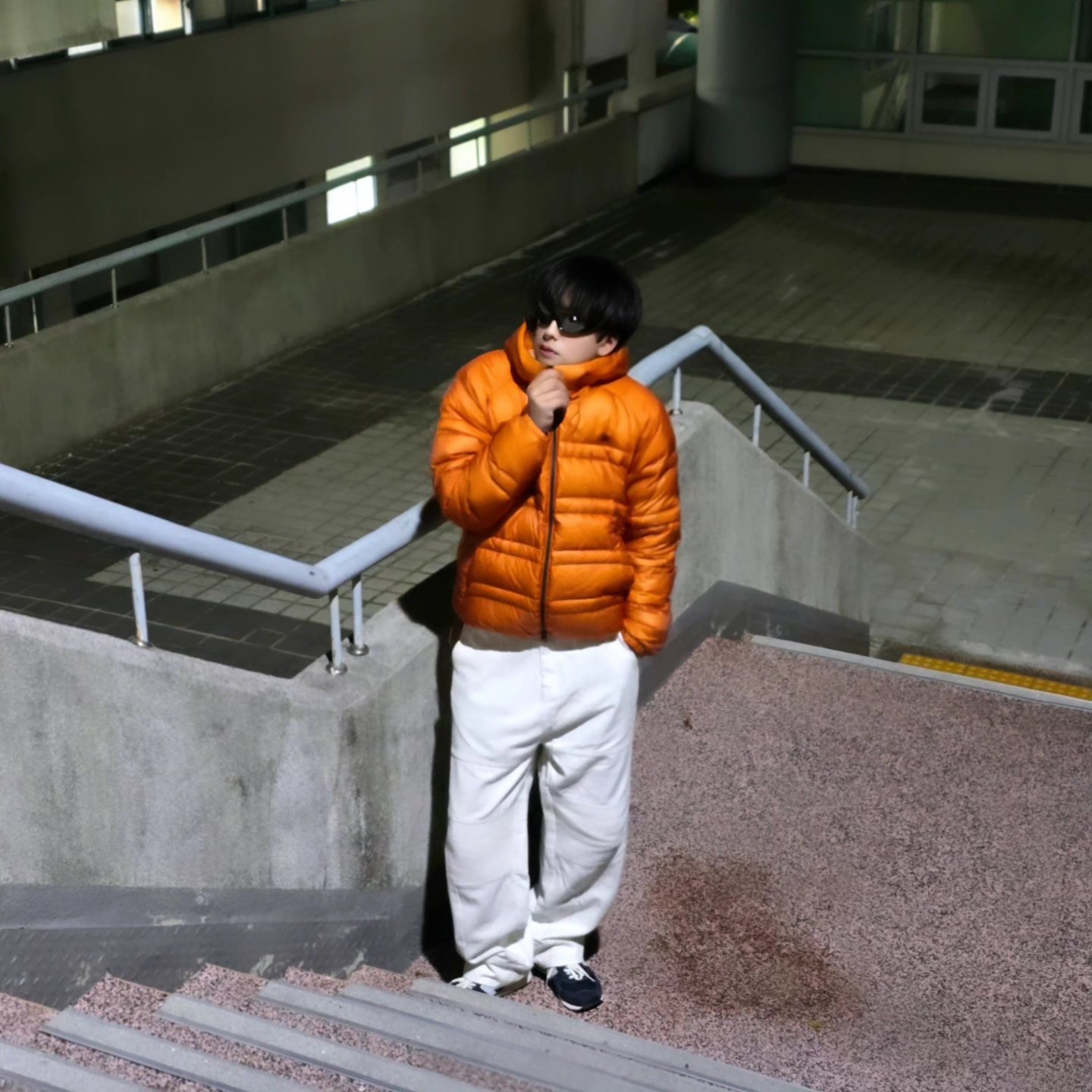 New Balance Flying 77 Superlight Hooded Goose Down Jacket Orange, New Balance x Pottery 574 Premium Hard Navy 착용 스타일 - 5
