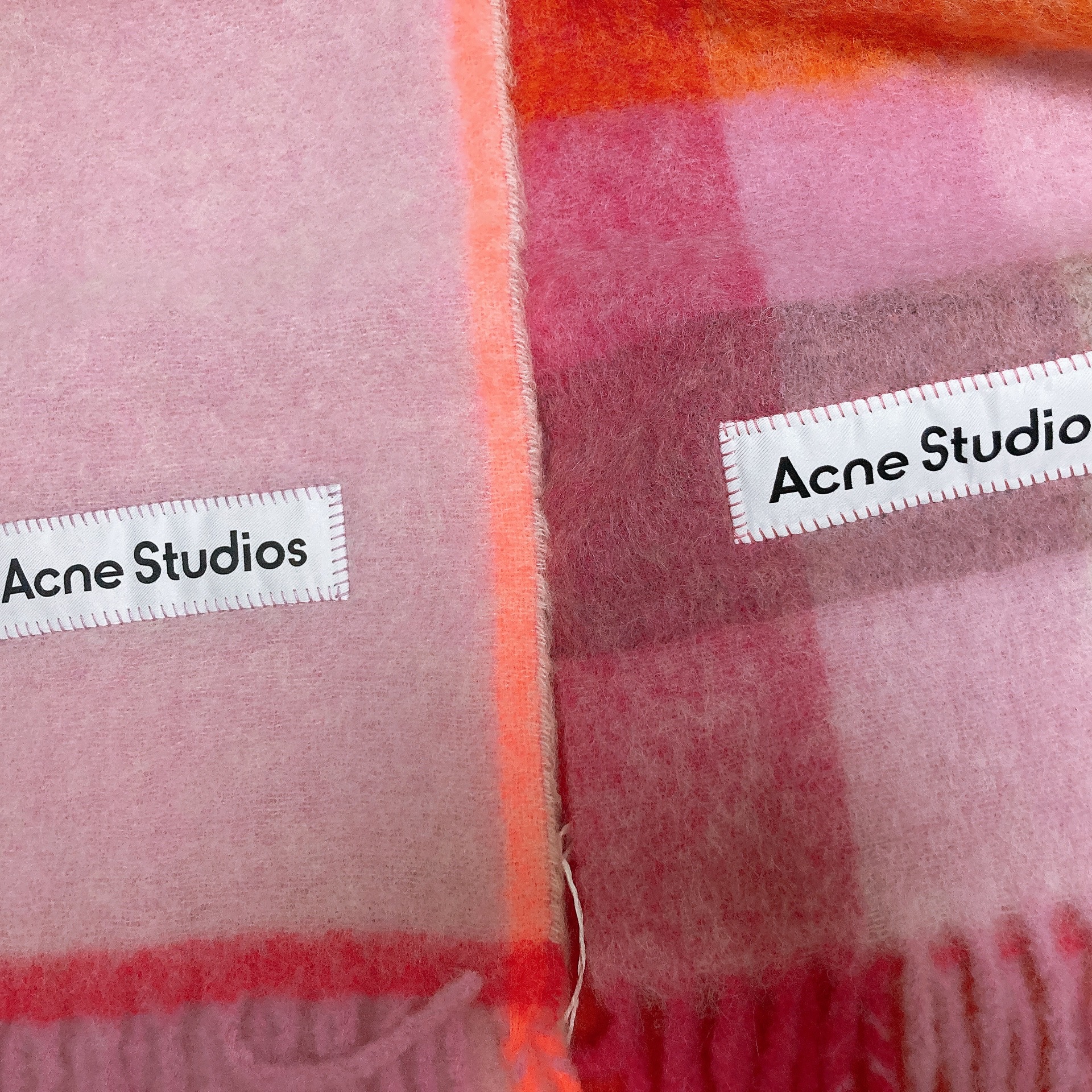 Acne Studios Mohair Check Muffler Pink Fuchsia White, Acne Studios Mohair Wool Fringe Muffler Pink 착용 스타일