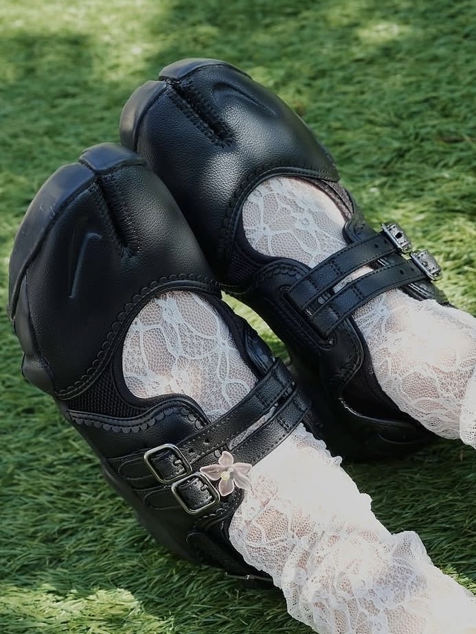 (W) Nike Air Rift Breathe Strap Black 착용 스타일 - 1