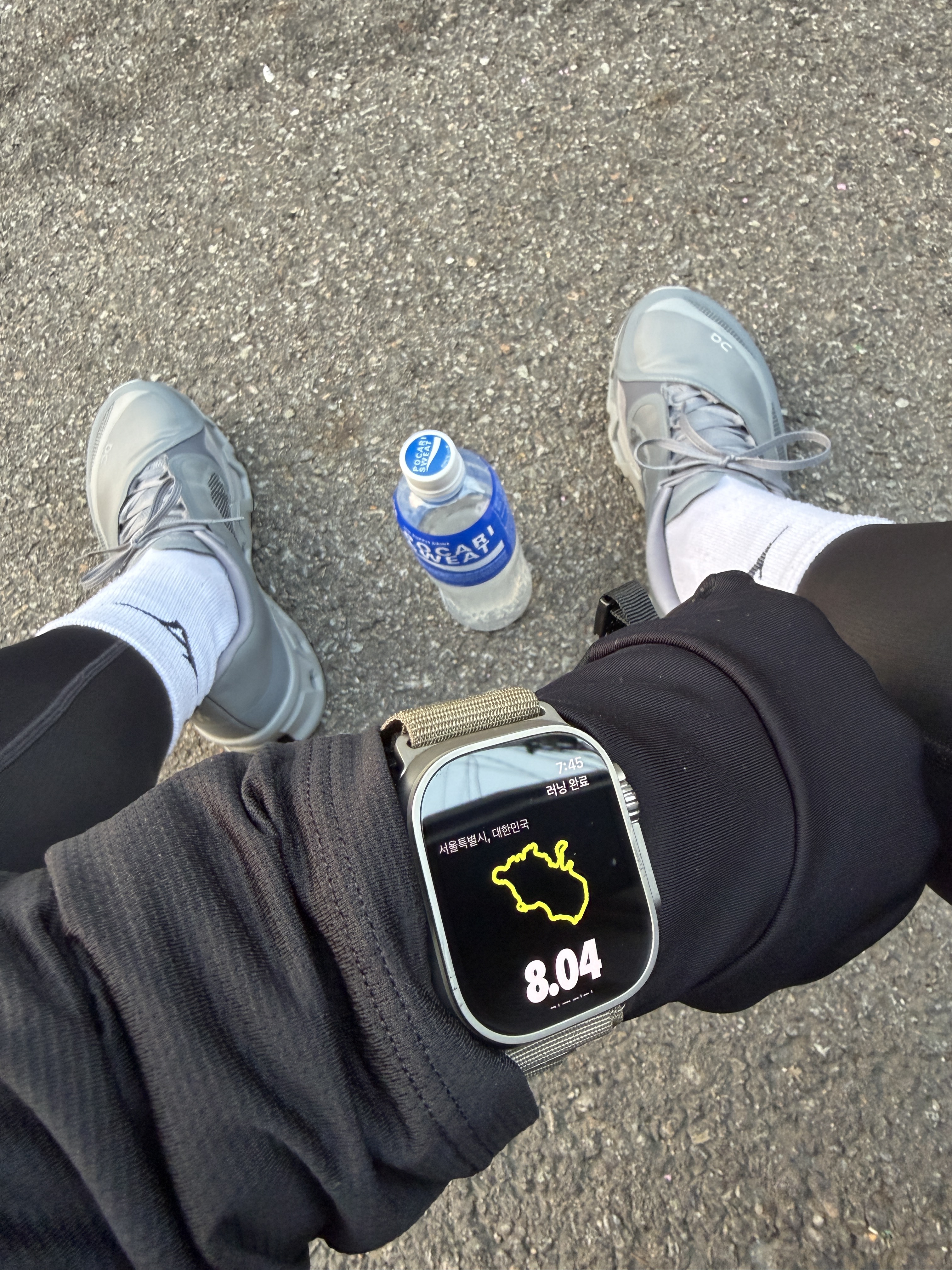 On Running x Post Archive Faction (Paf) Cloudmonster Hyper Phantom Apollo, Apple Watch Ultra 2 49mm Titanium Case with M Alpine Loop Olive (Korean Ver.) 착용 스타일