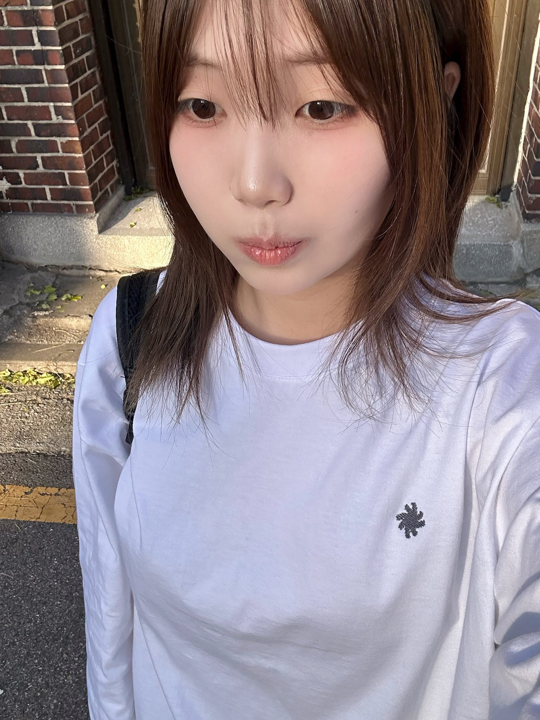 SLOW RECORD HOUSE Fingerhole Crop Long Sleeve White 착용 스타일 - 5
