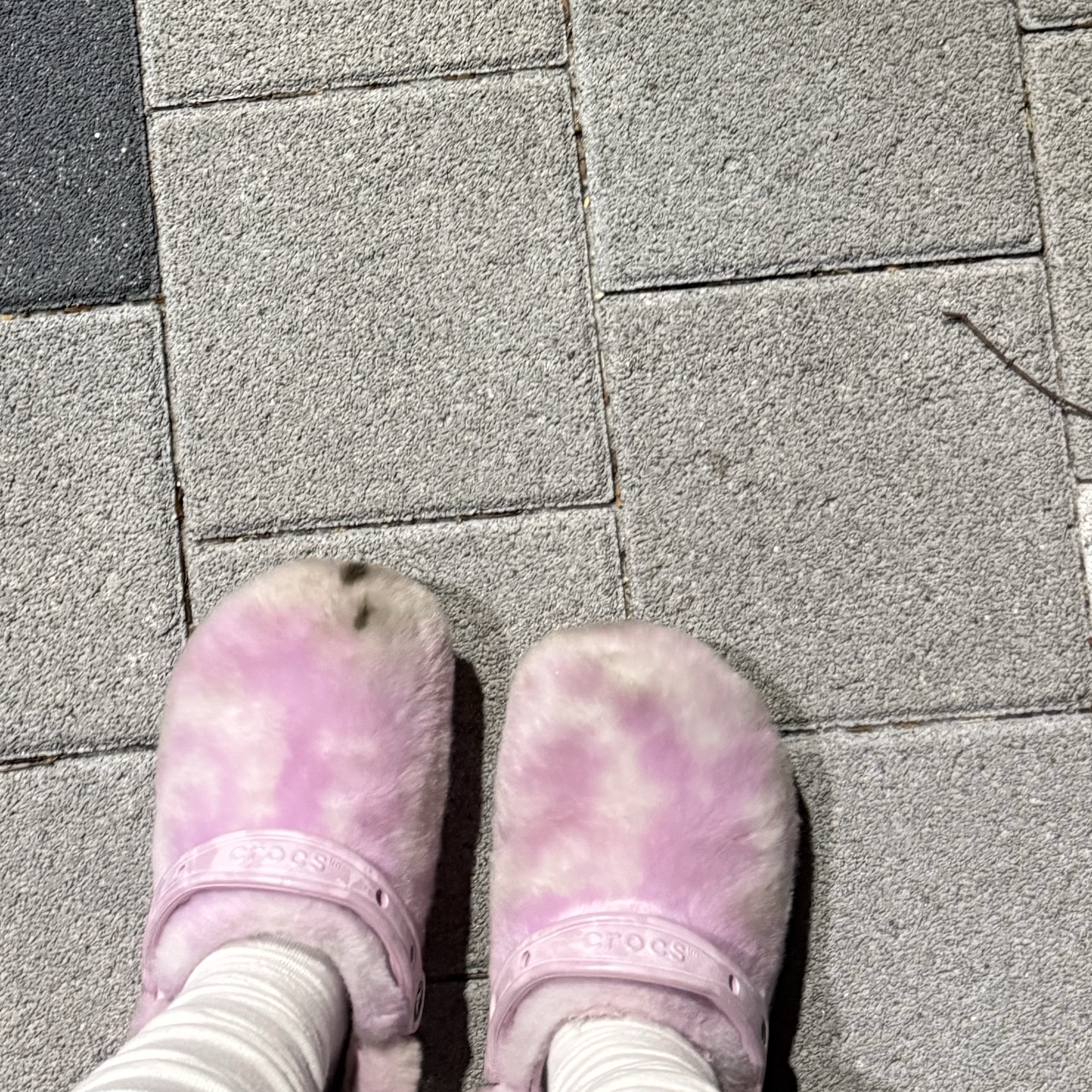 Crocs Classic Fur Sure Clog Ballerina Pink White 착용 스타일
