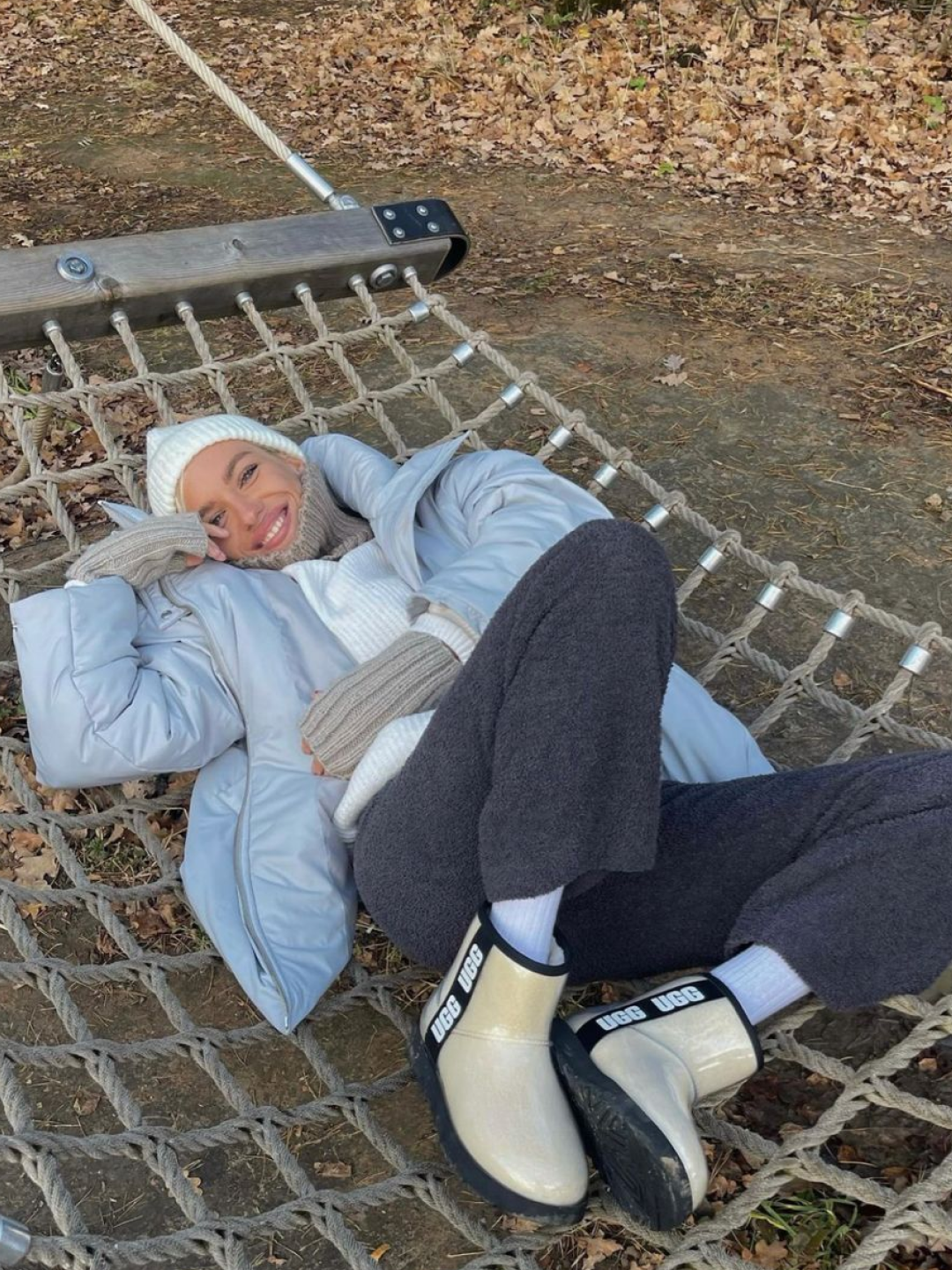 (W) UGG Classic Ultra Mini Platform Boots Chestnut, UGG Tasman Slipper Sand Santorini 착용 스타일 - 3