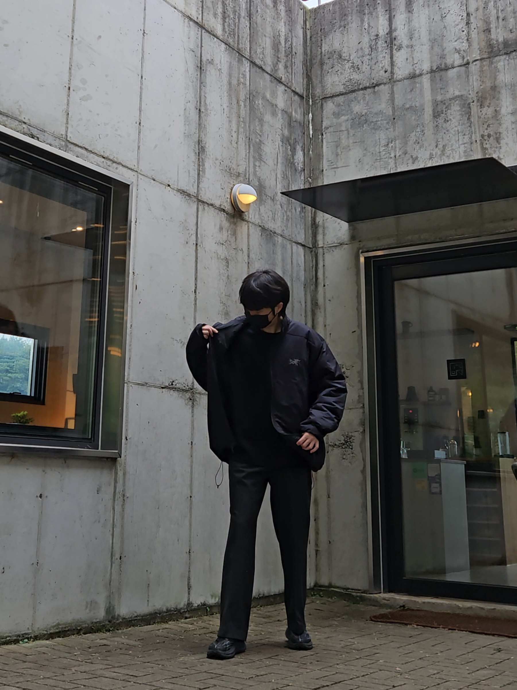Hoka Mafate Speed 4 Lite Black Outer Orbit, Arc'teryx Beta SL Jacket Black 착용 스타일 - 2