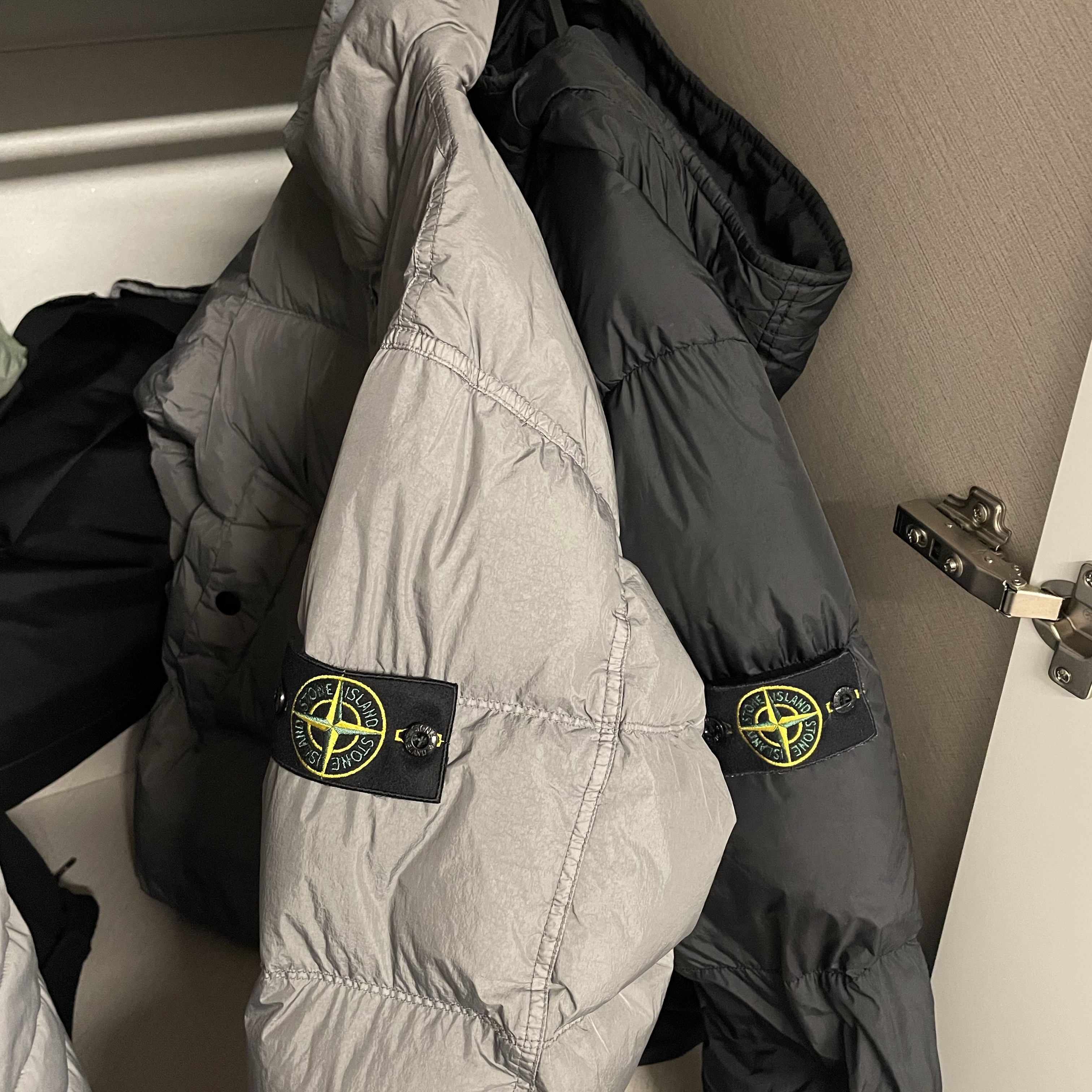 Stone Island 4100010 Crinkle Reps NY Recycled Nylon Down Jacket with Wind Resistant Cement - 25FW, Stone Island 40723 Crinkle Reps Hooded Down Jacket Black - 20FW 착용 스타일 - 4