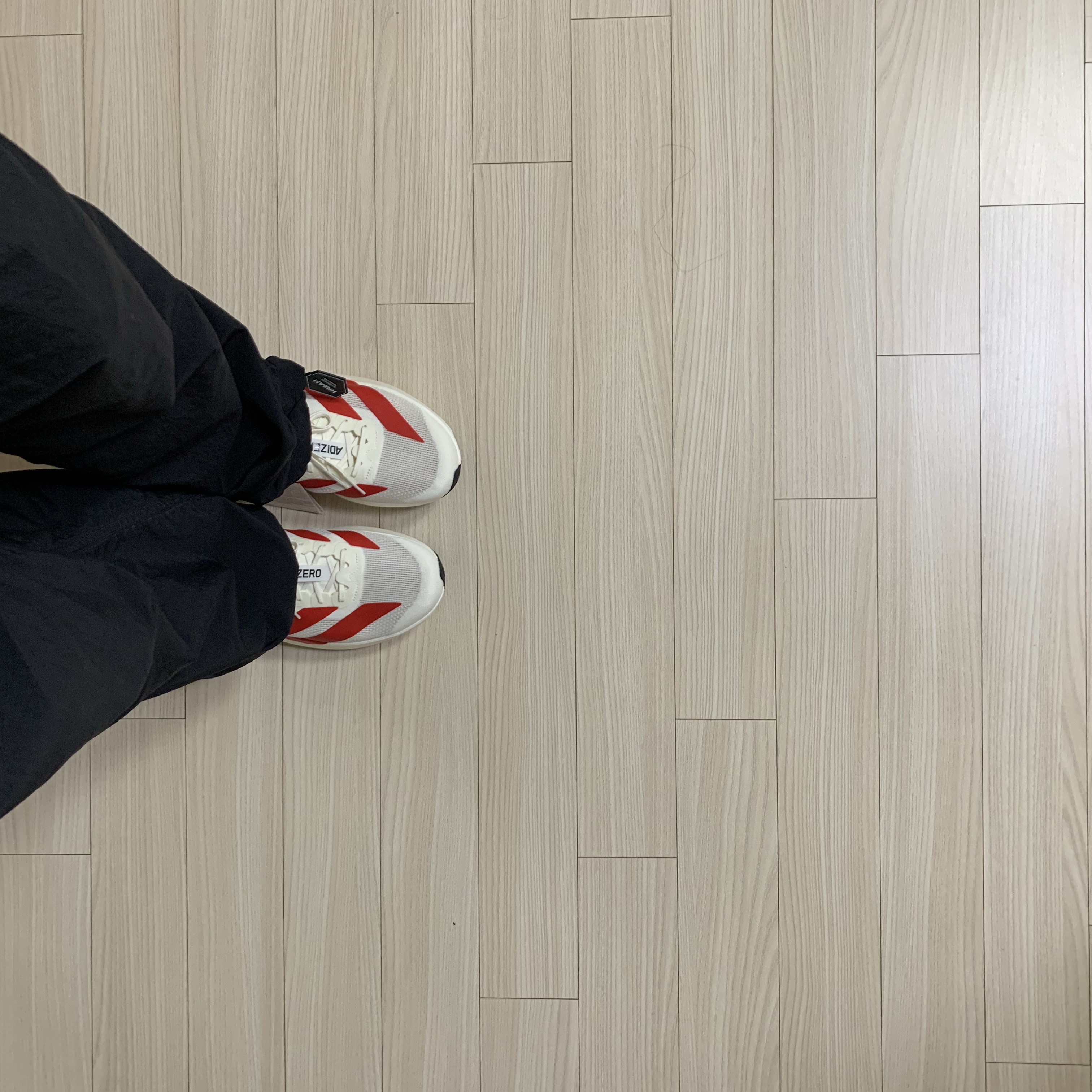 Adidas Adizero EVO SL Off White Better Scarlet 착용 스타일 - 1