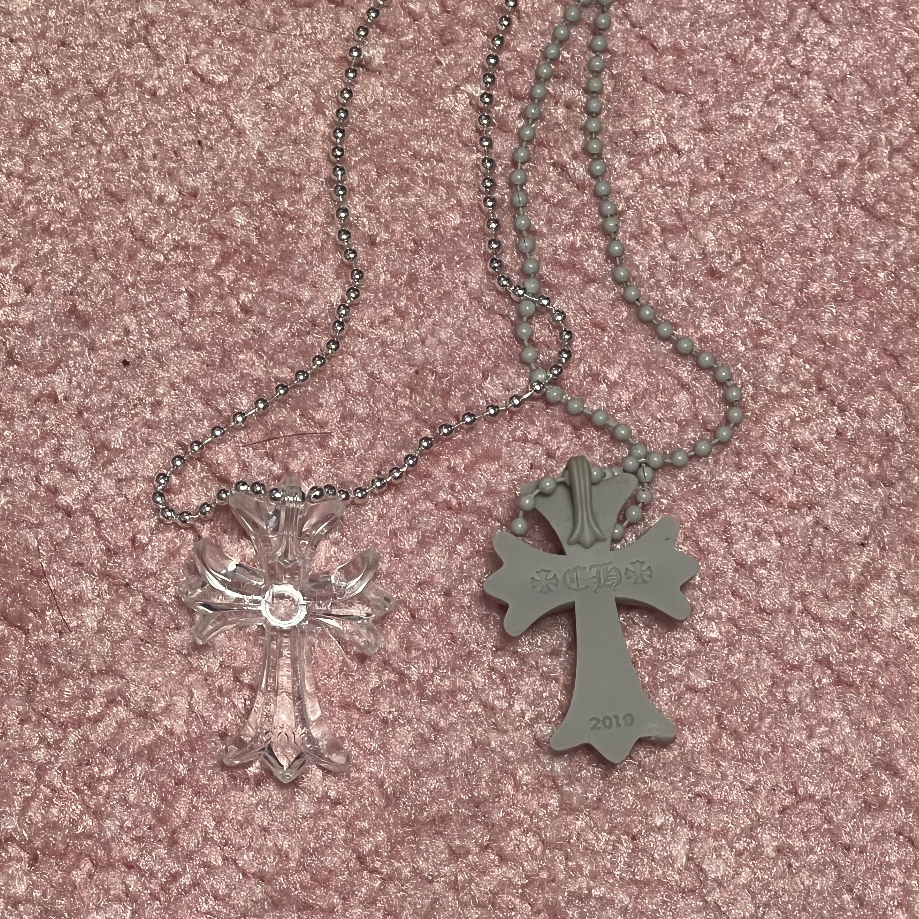 Chrome Hearts Silichrome CH Cross Pendant Clear 2025, Chrome Hearts Silichrome CH Cross Pendant Grey 2023 착용 스타일 - 2