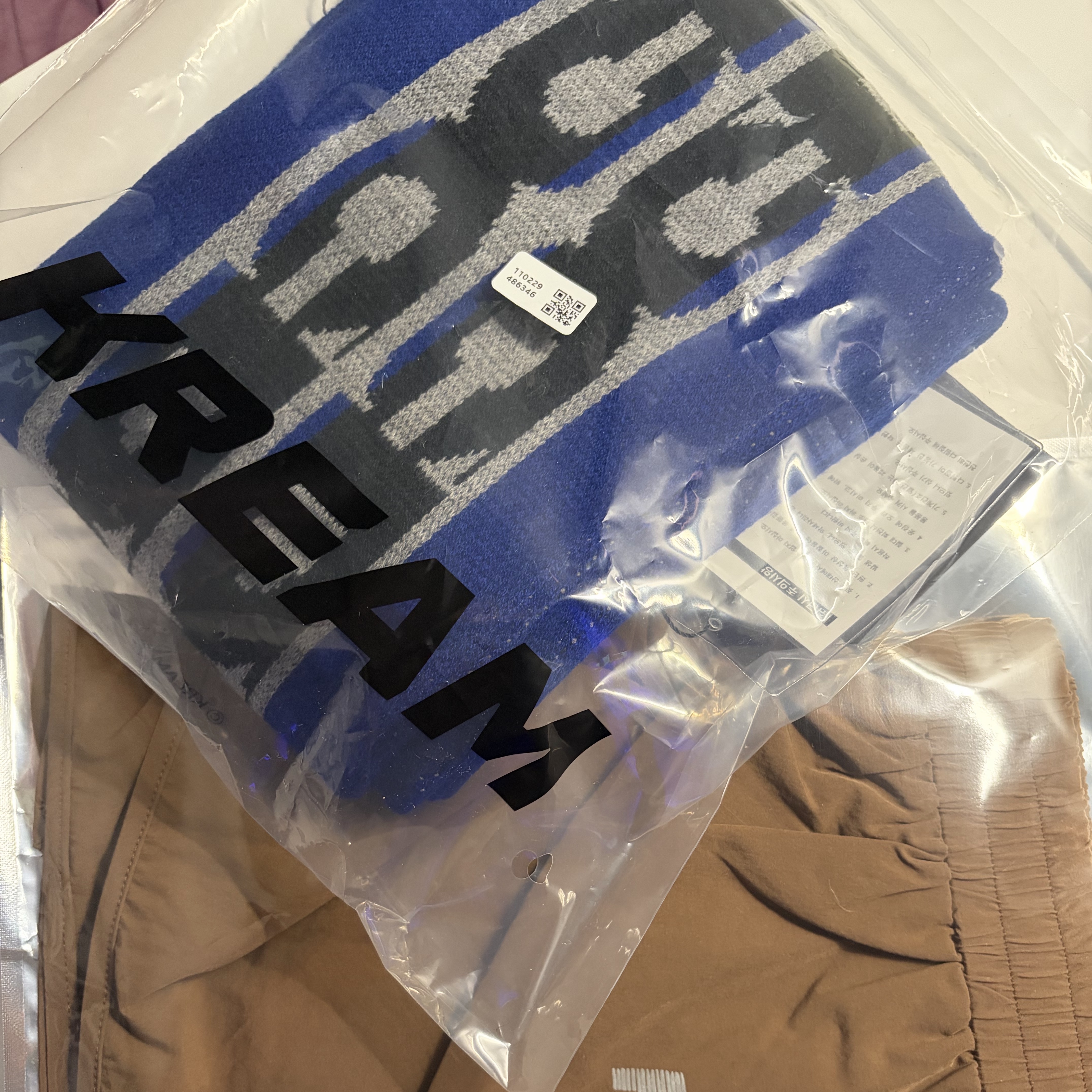 CDG Logo Check Muffler Blue 착용 스타일