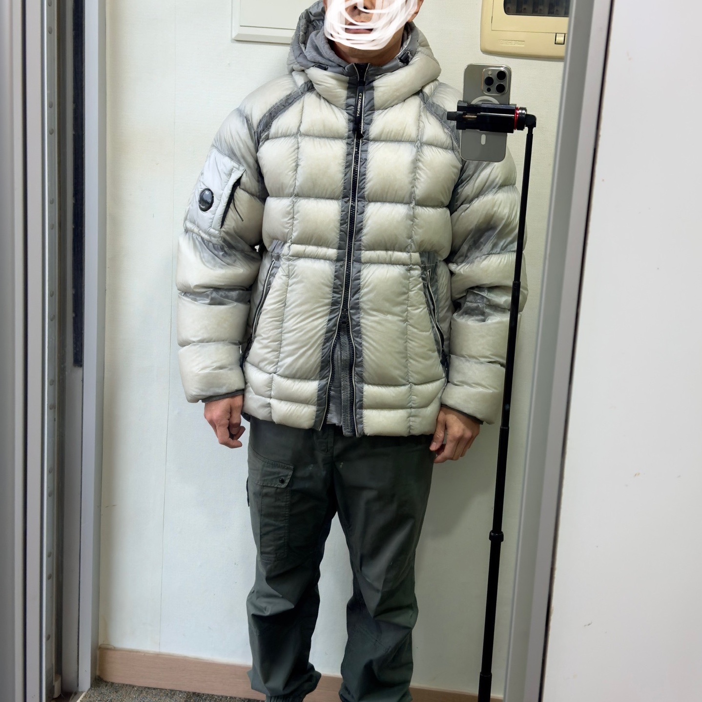 C.P. Company Korea Exclusive D.D. Shell Hooded Down Jacket Lunar Rock - 25FW, Stone Island 30510 Supima Cotton Twill Stretch-TC Cargo Pants Musk Green - 24SS 착용 스타일 - 2