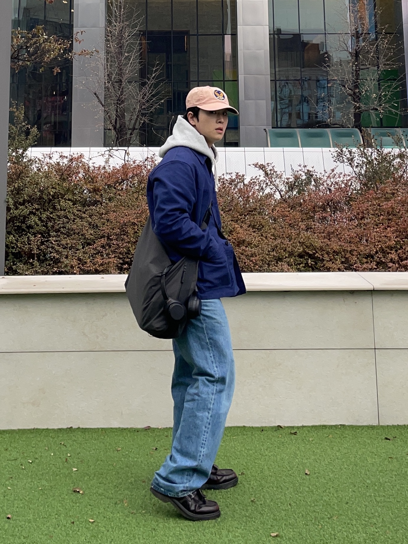 Uniqlo x JW Anderson Straight Jean Blue - KR, Dr. Martens Adrian Arcadia Leather Loafers Cherry Red 착용 스타일 - 1