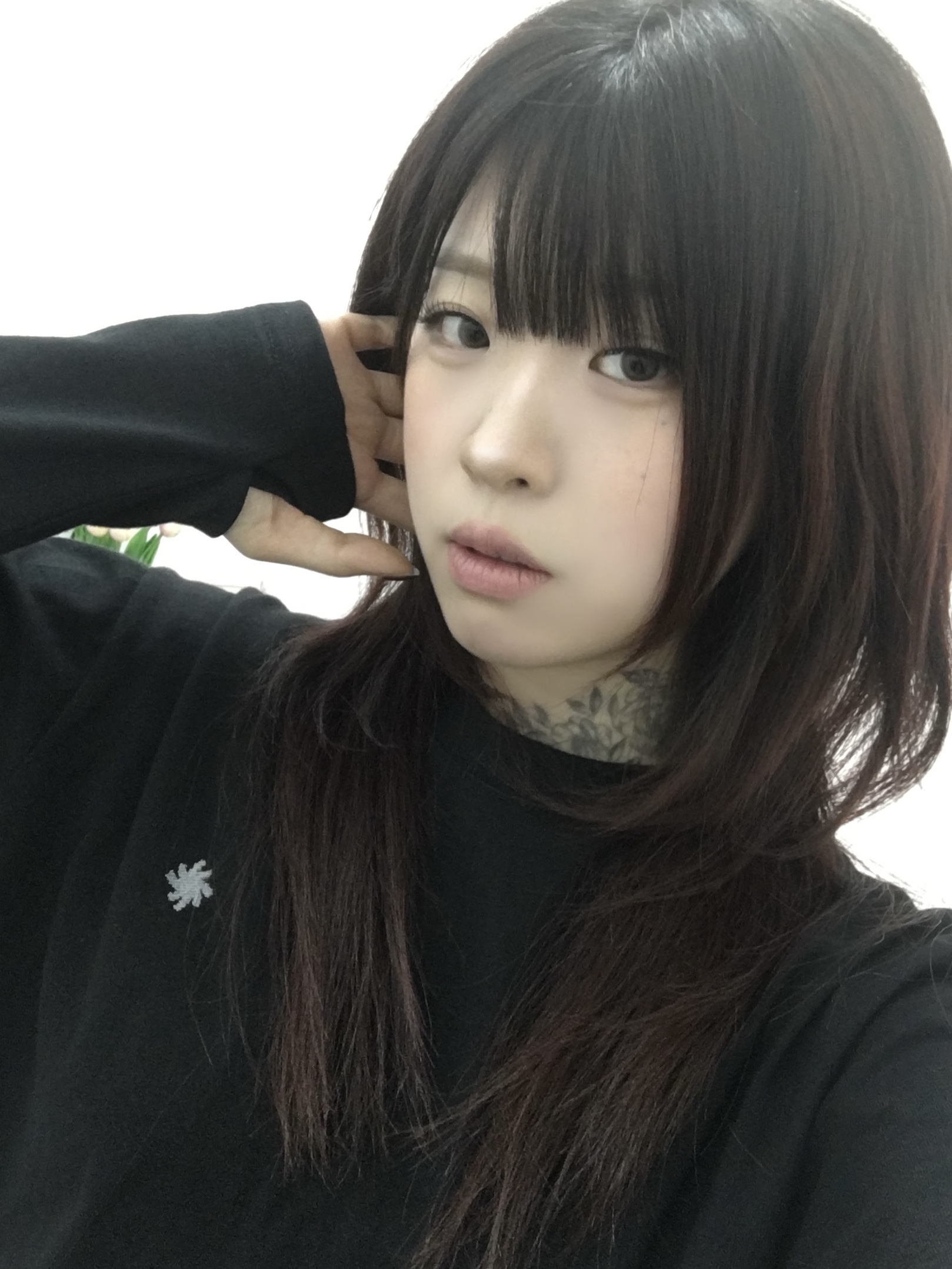 SLOW RECORD HOUSE Fingerhole Crop Long Sleeve Black 착용 스타일 - 2