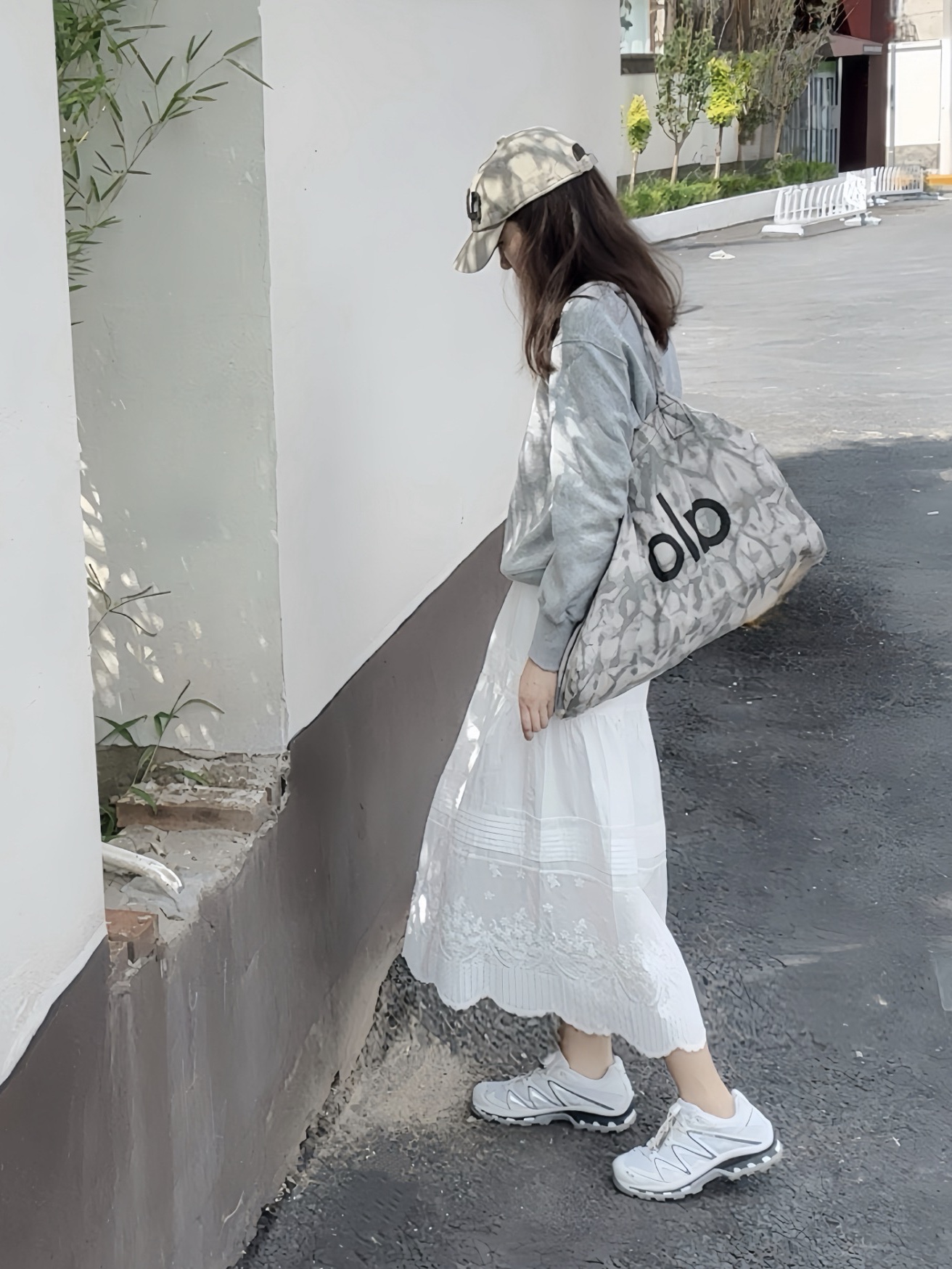 Alo Yoga Iconic Shopper Tote Bag Grey Tiedye 착용 스타일 - 2