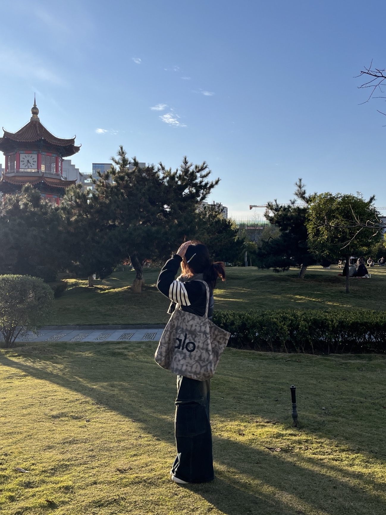 Alo Yoga Iconic Shopper Tote Bag Grey Tiedye 착용 스타일 - 1