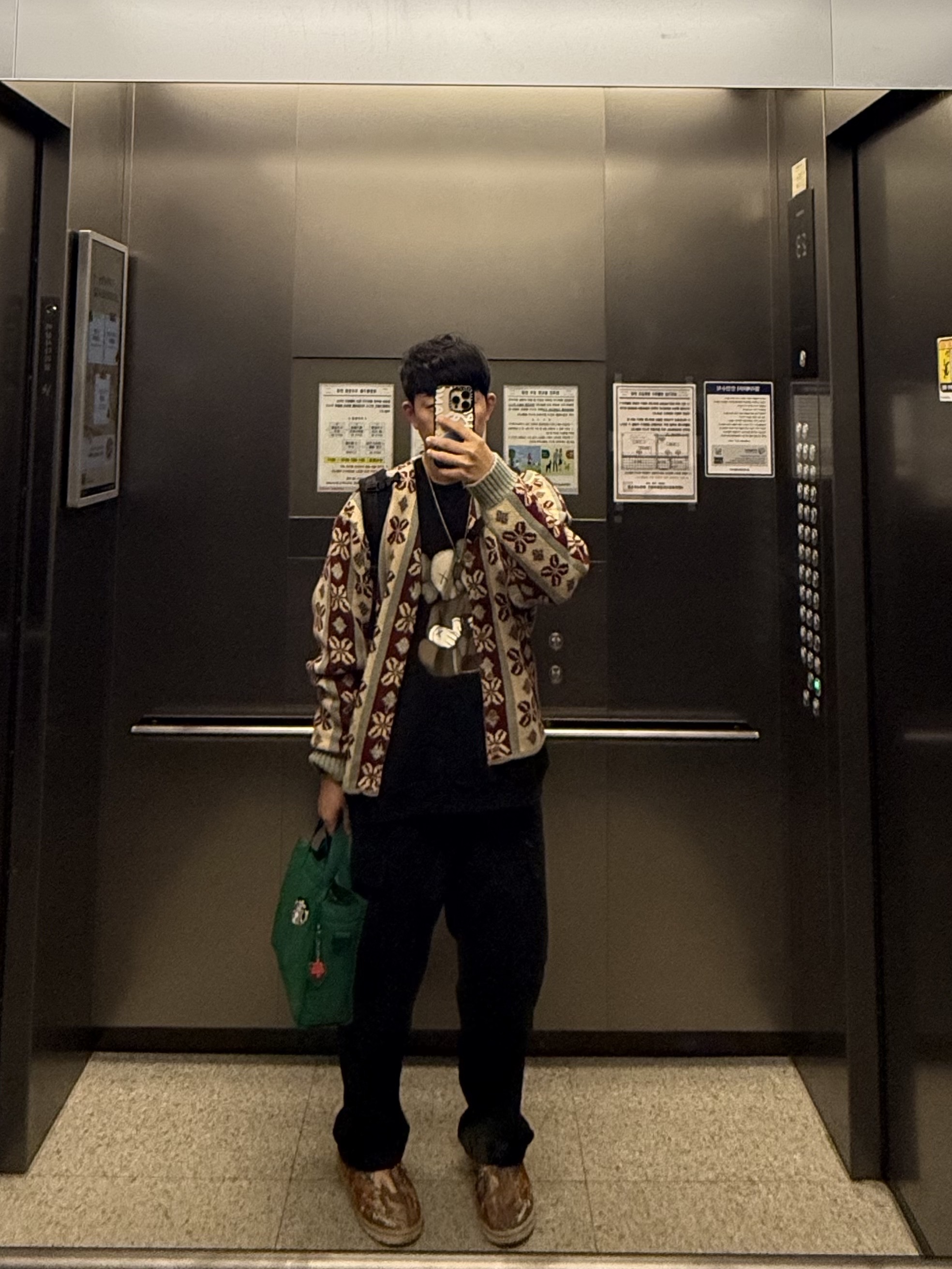 UGG x Palace Tasman Slipper Chestnut Camo 착용 스타일