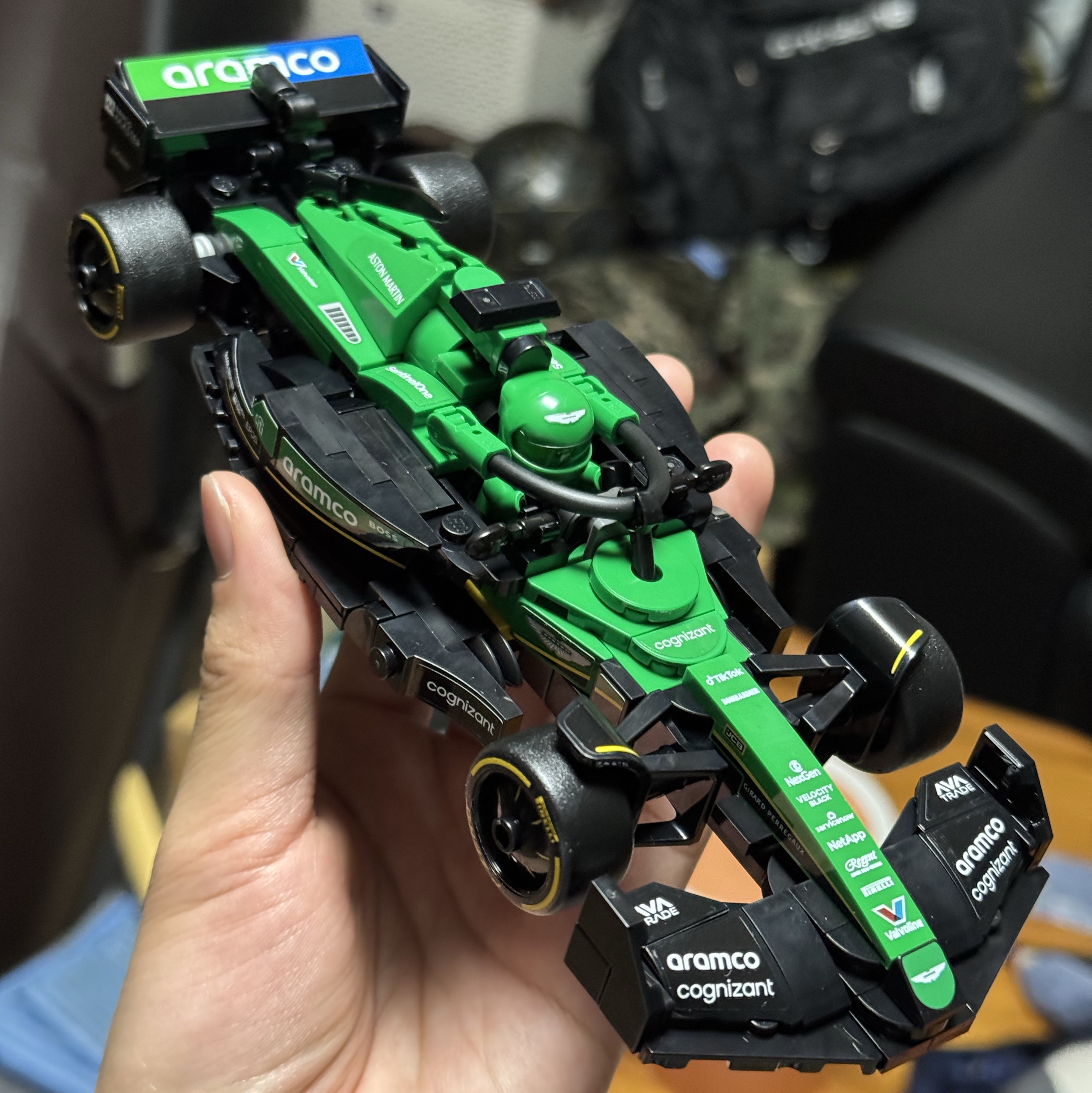 Lego Speed Champions Aston Martin Aramco F1 AMR24 Race Car 착용 스타일 - 2