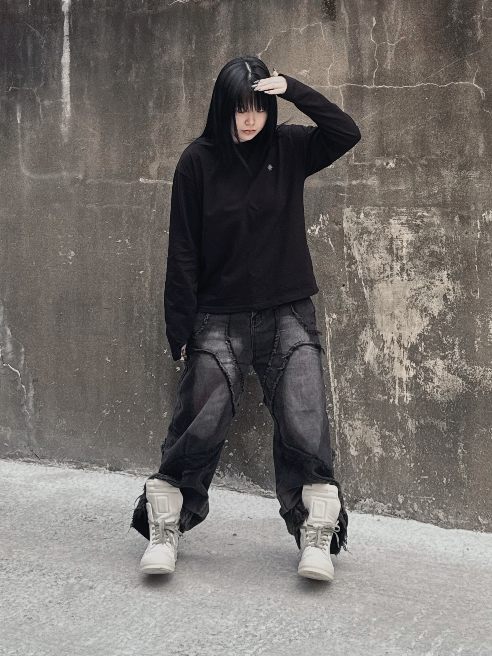 SLOW RECORD HOUSE Fingerhole Crop Long Sleeve Black 착용 스타일 - 4