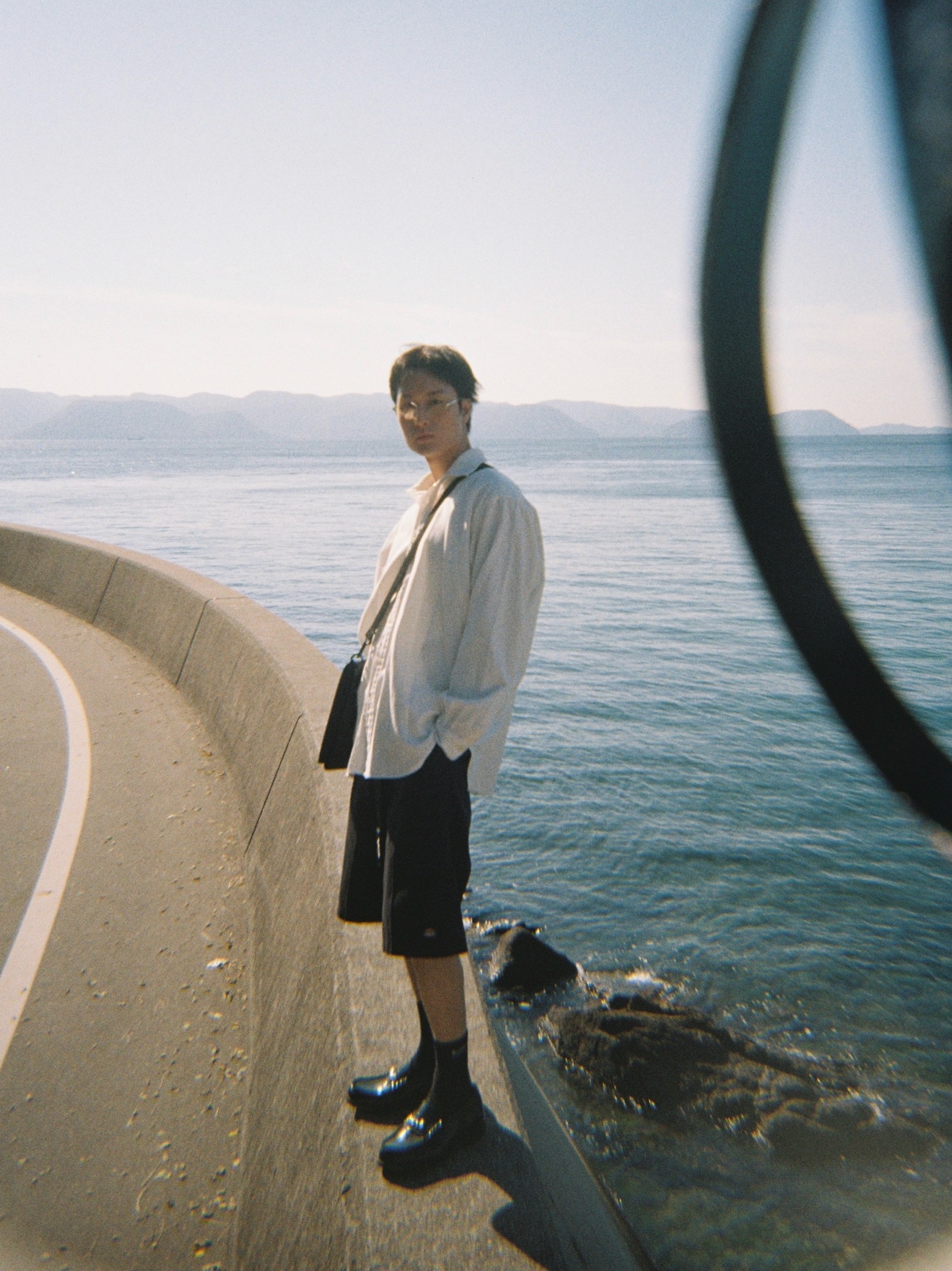 Uniqlo x Needles Fleece Oversized Cardigan Black - KR, THRASHER Flame Pocket Oxford Shirt Blue 착용 스타일 - 6