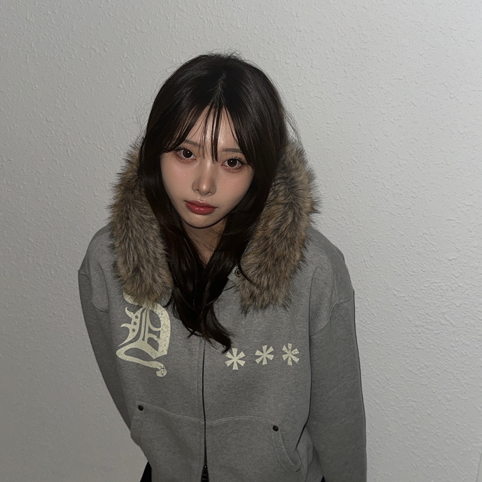 AMOU Fur Hoodie Zip Up Gray, AMOU Fur Hoodie Zip Up Black 착용 스타일 - 1