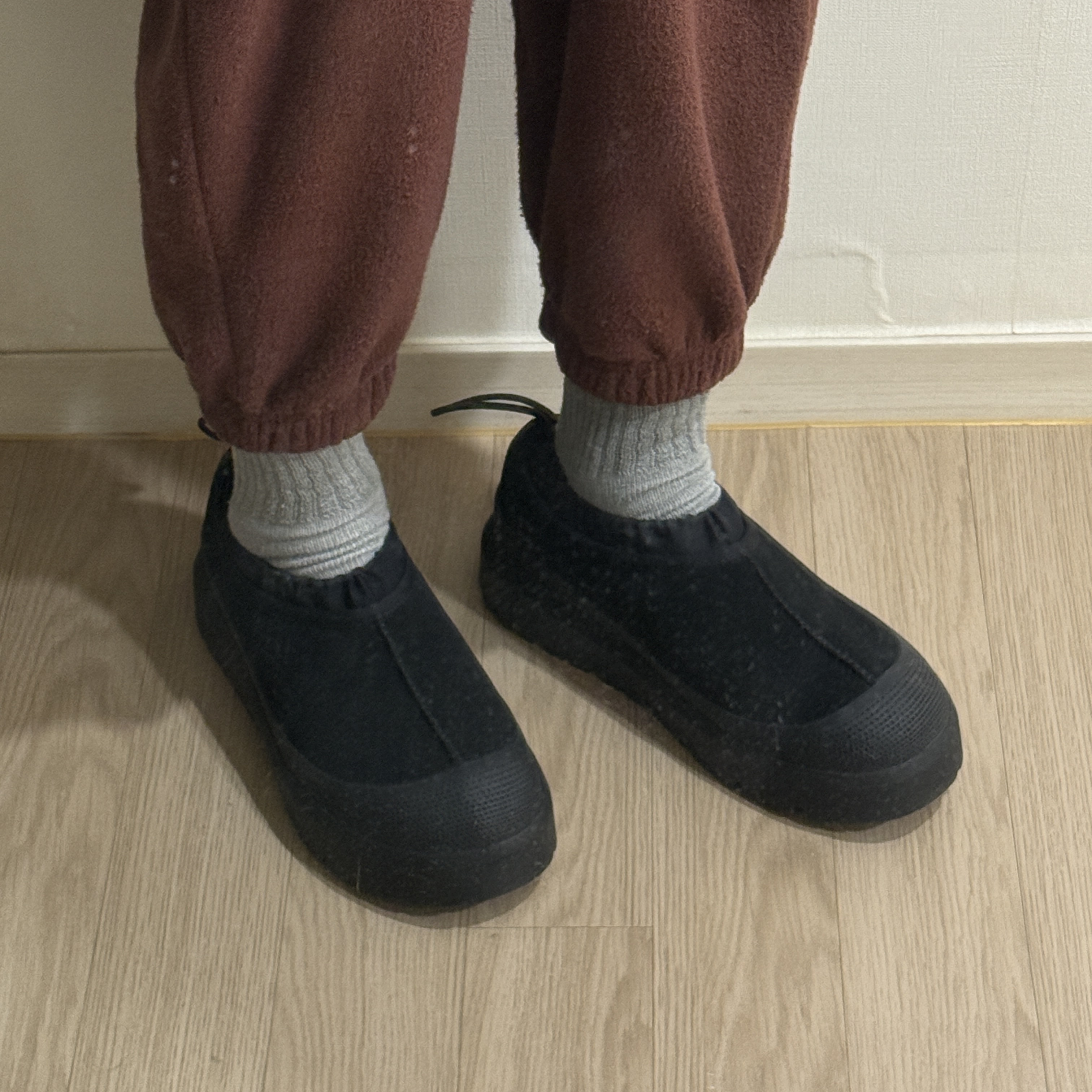 UGG Tasman Weather Hybrid Black 착용 스타일 - 4
