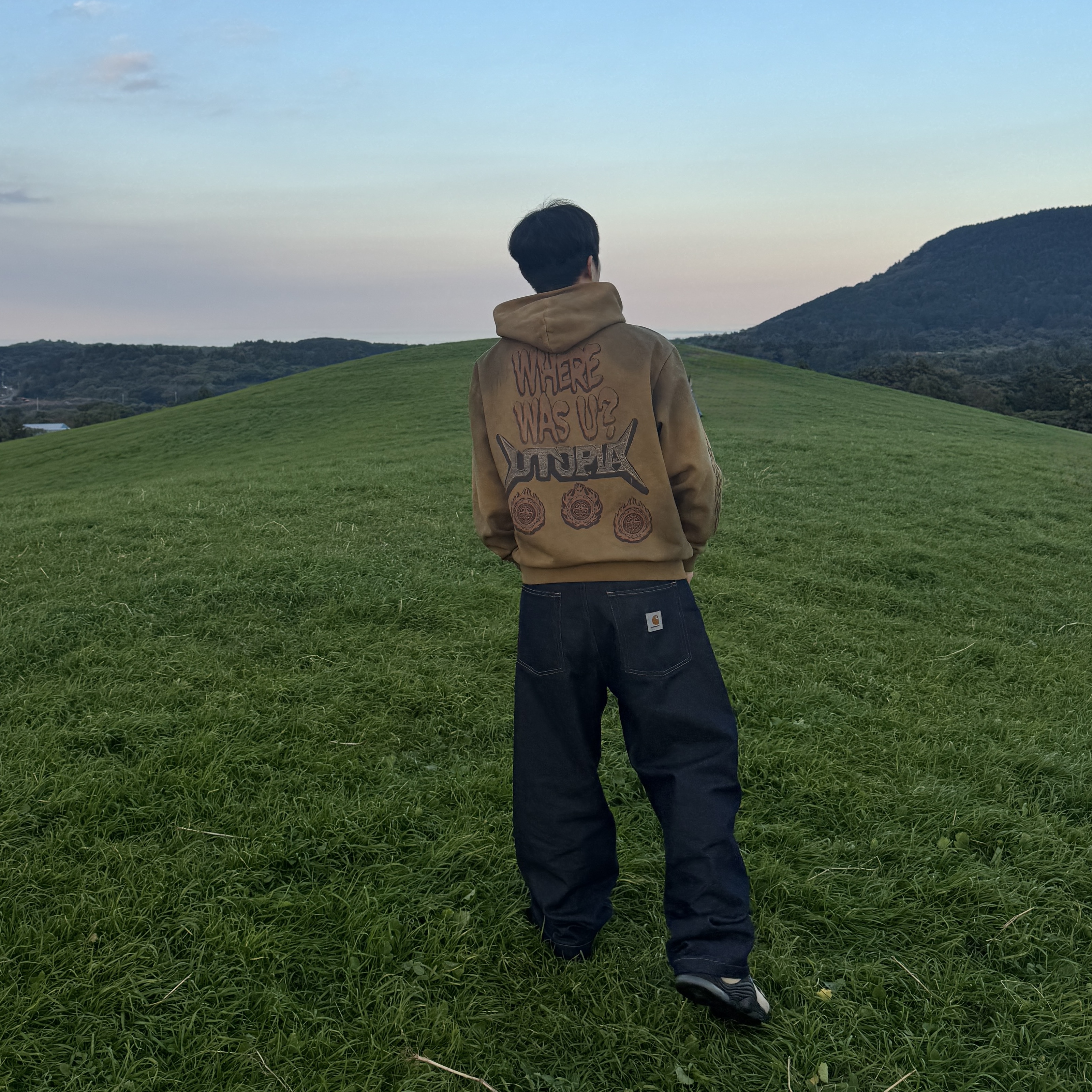 Travis Scott Circus Maximus Stadium Tour 25 Spray Hoodie Tan, Carhartt WIP Brandon Pants Blue Rinsed 착용 스타일