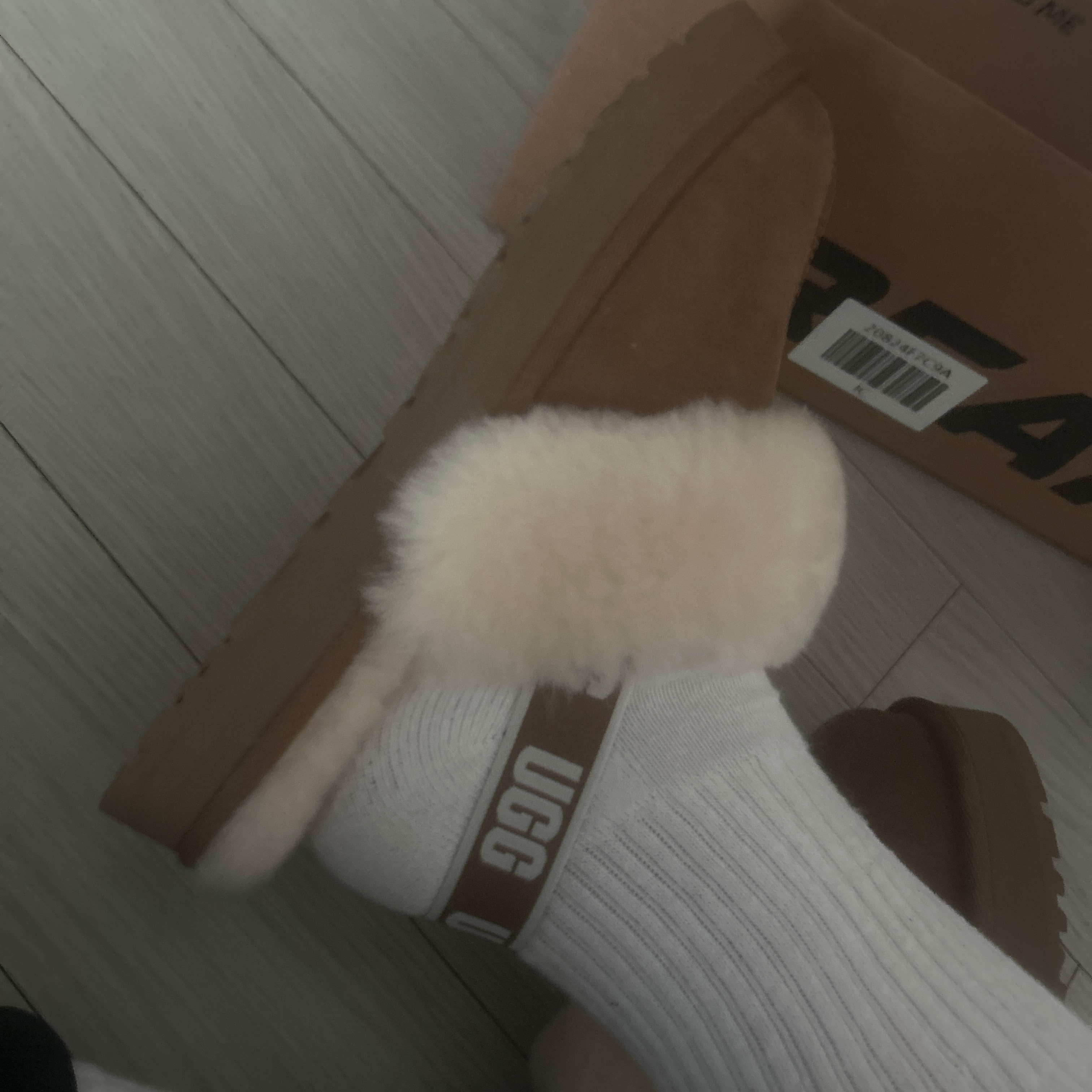 (Kids) UGG Funkette Slides Chestnut 착용 스타일 - 2