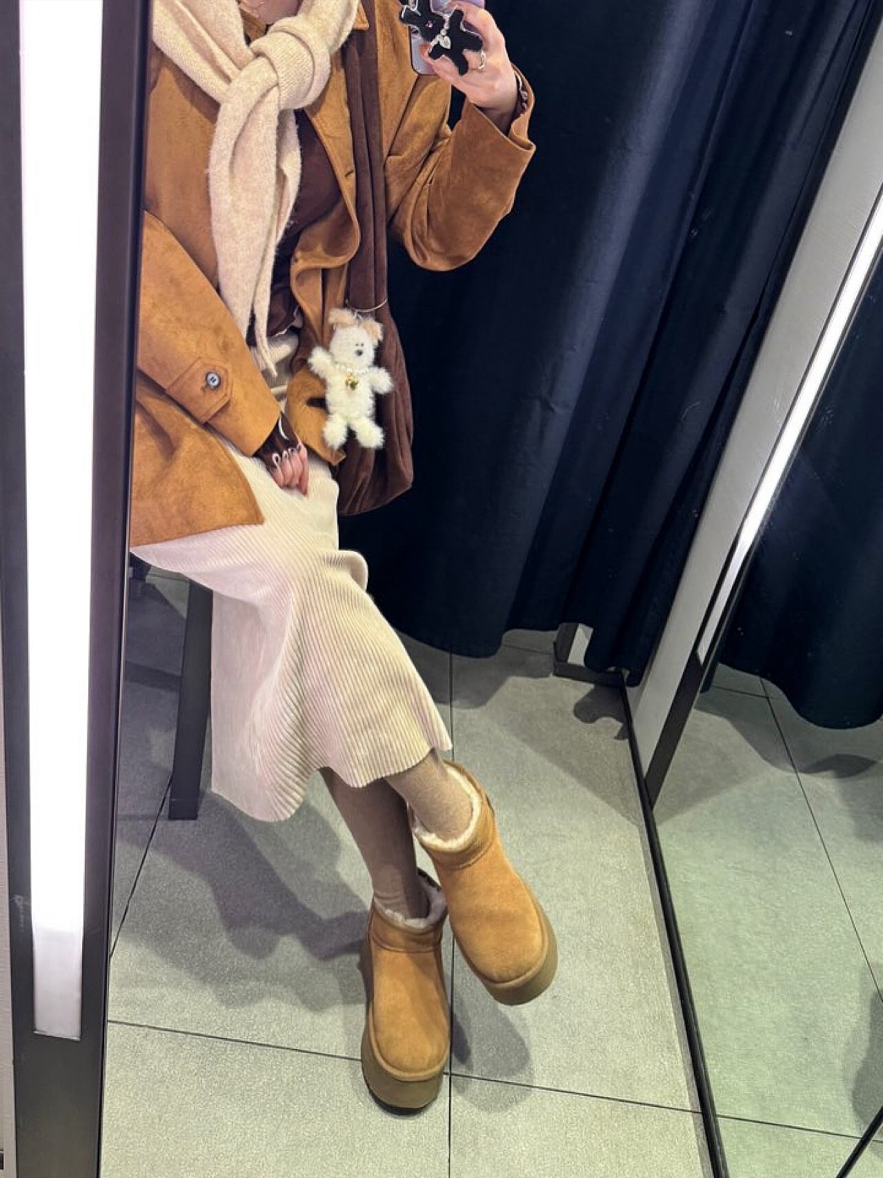 (W) UGG Classic Ultra Mini Platform Boots Chestnut 착용 스타일 - 3