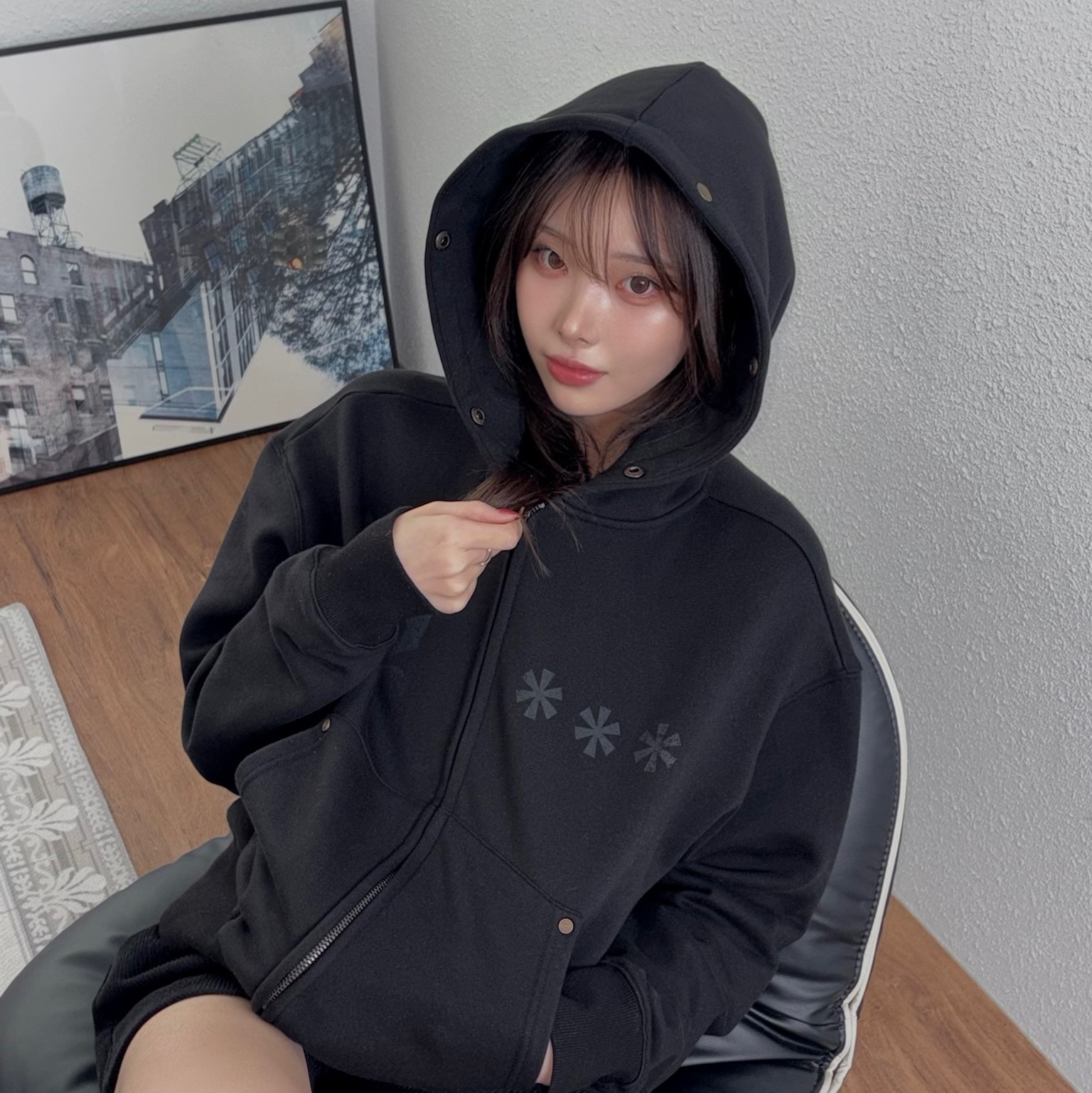 AMOU Fur Hoodie Zip Up Black, AMOU Fur Hoodie Zip Up Gray 착용 스타일 - 3