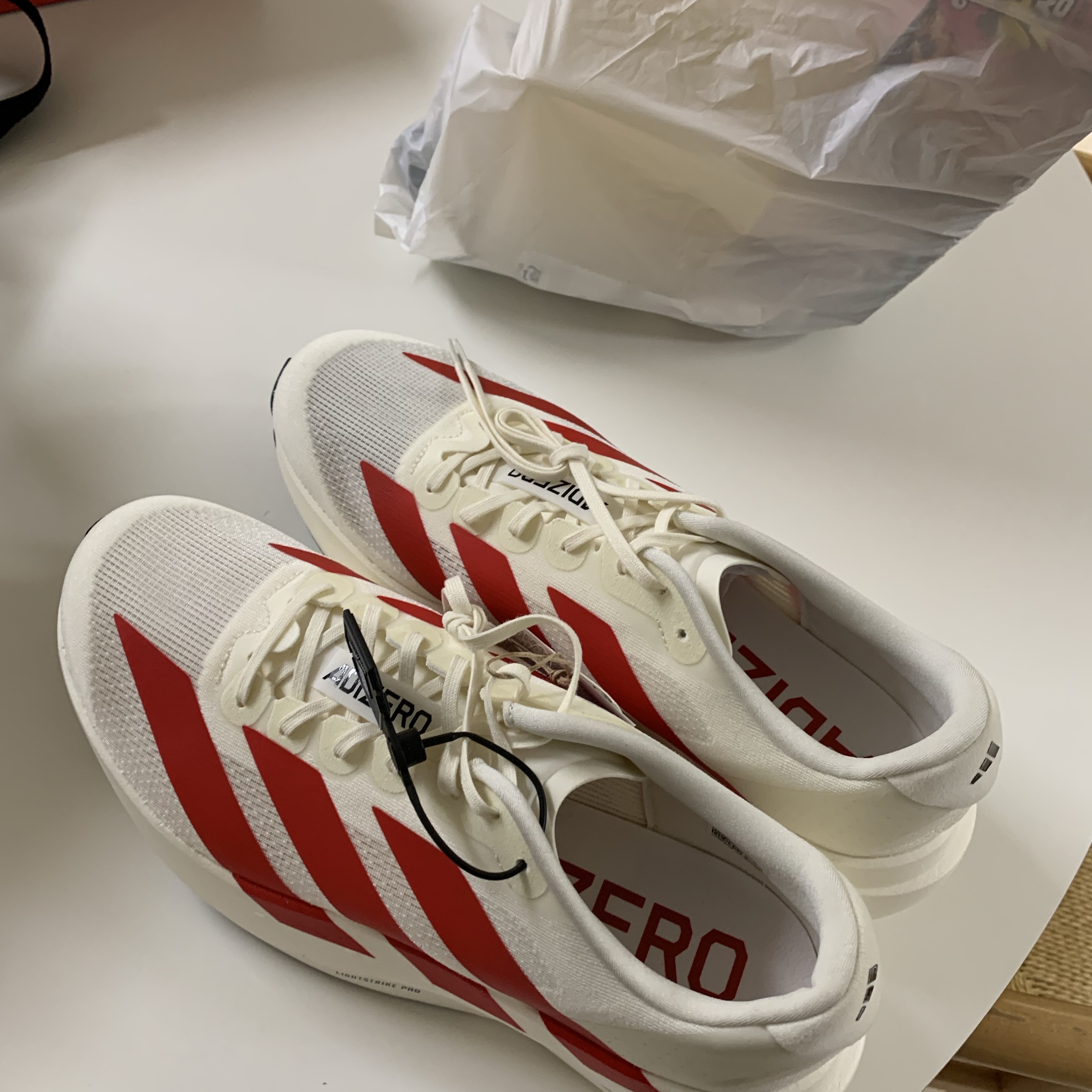 Adidas Adizero EVO SL Off White Better Scarlet 착용 스타일 - 3
