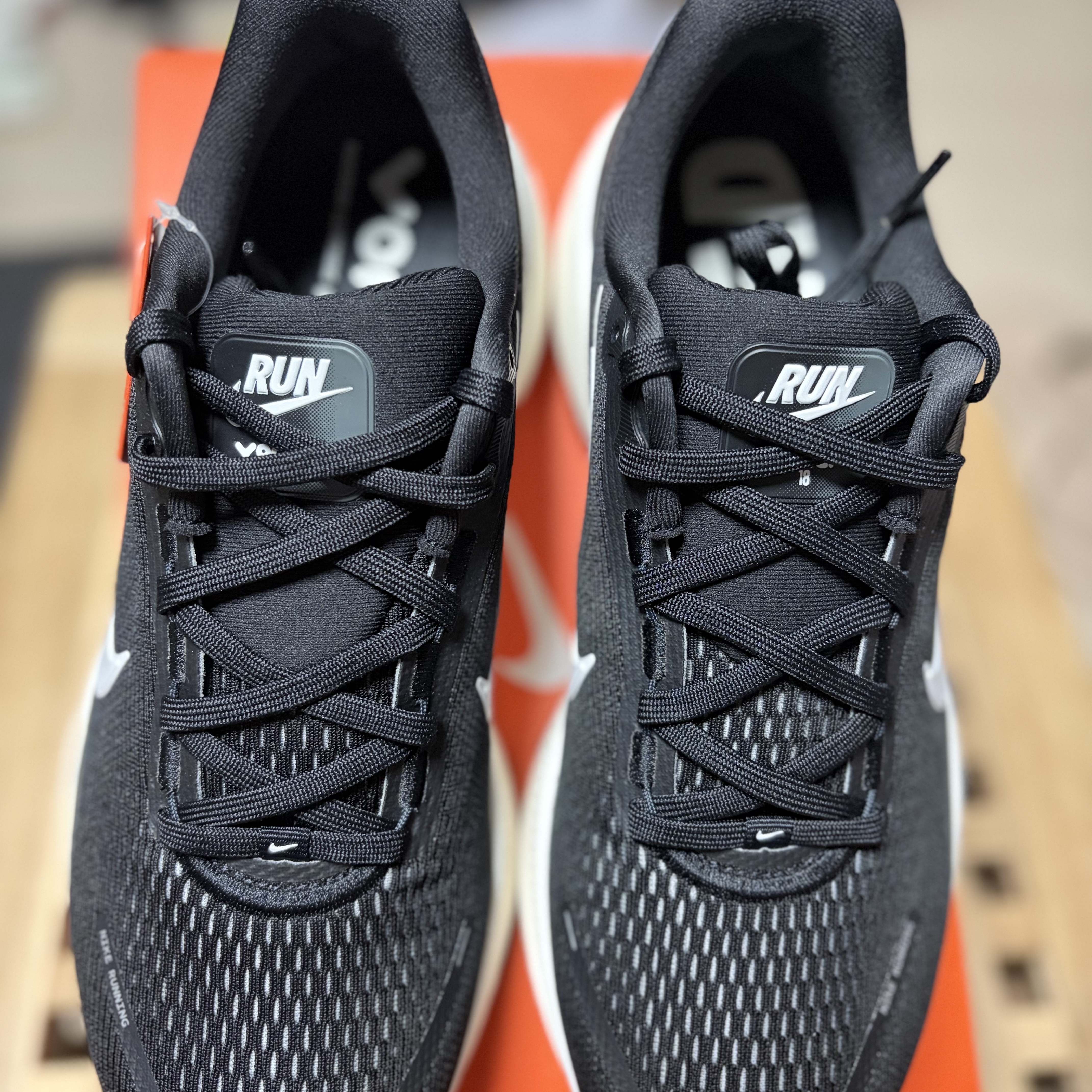 Nike Vomero 18 Black Coconut Milk 착용 스타일 - 4