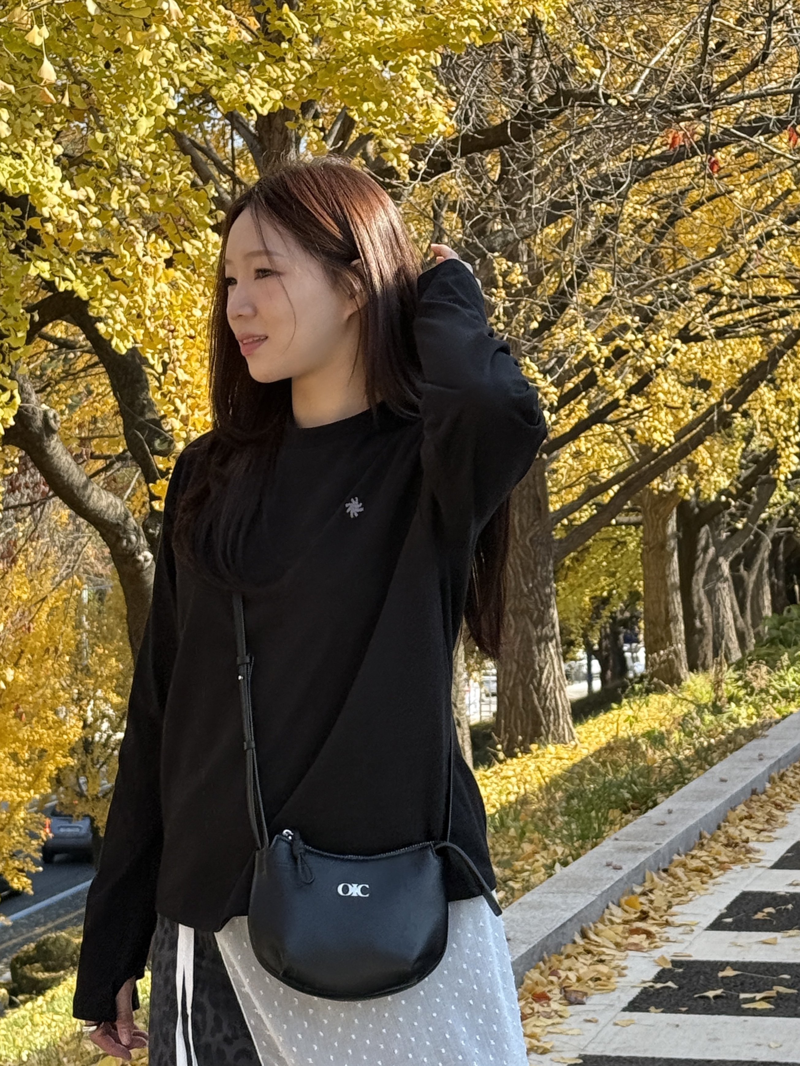 SLOW RECORD HOUSE Fingerhole Crop Long Sleeve Black 착용 스타일 - 1