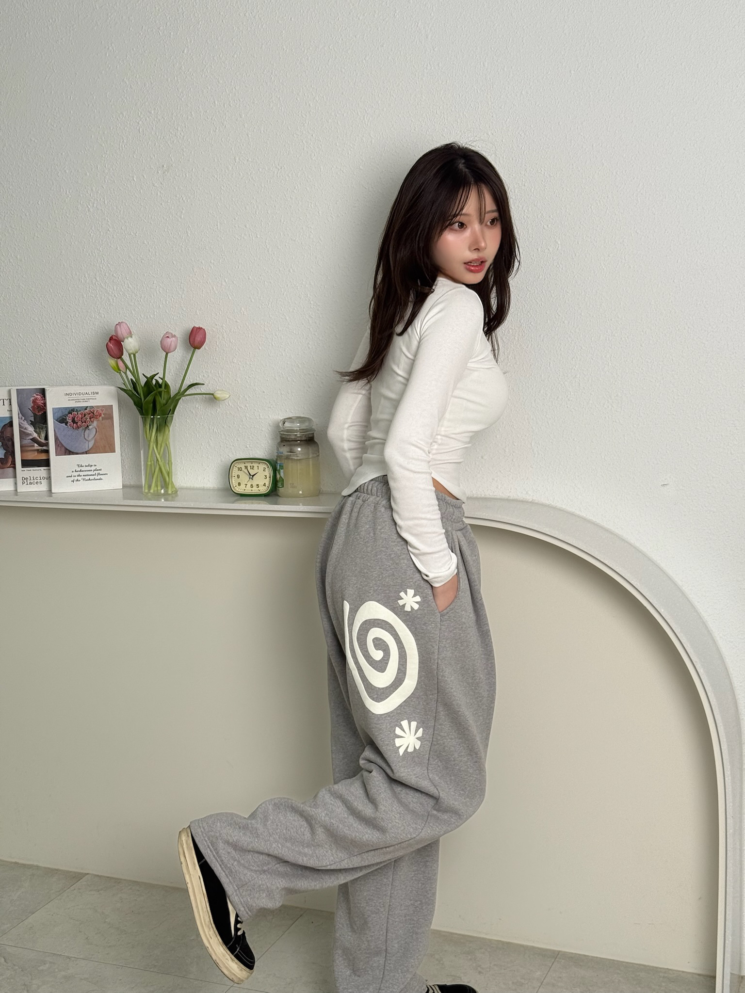 AMOU Molly One Tuck Sweat Pants Gray, AMOU Molly One Tuck Sweat Pants Black 착용 스타일 - 2