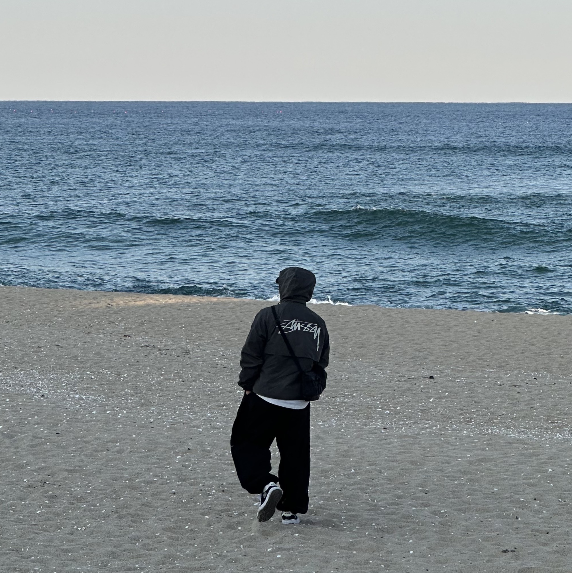 Stussy Wave Dye Beach Shell Jacket Black, Undermycar Mu.03 Anti Fxxking Logo Play Oversized Sweat Jogger Black 착용 스타일
