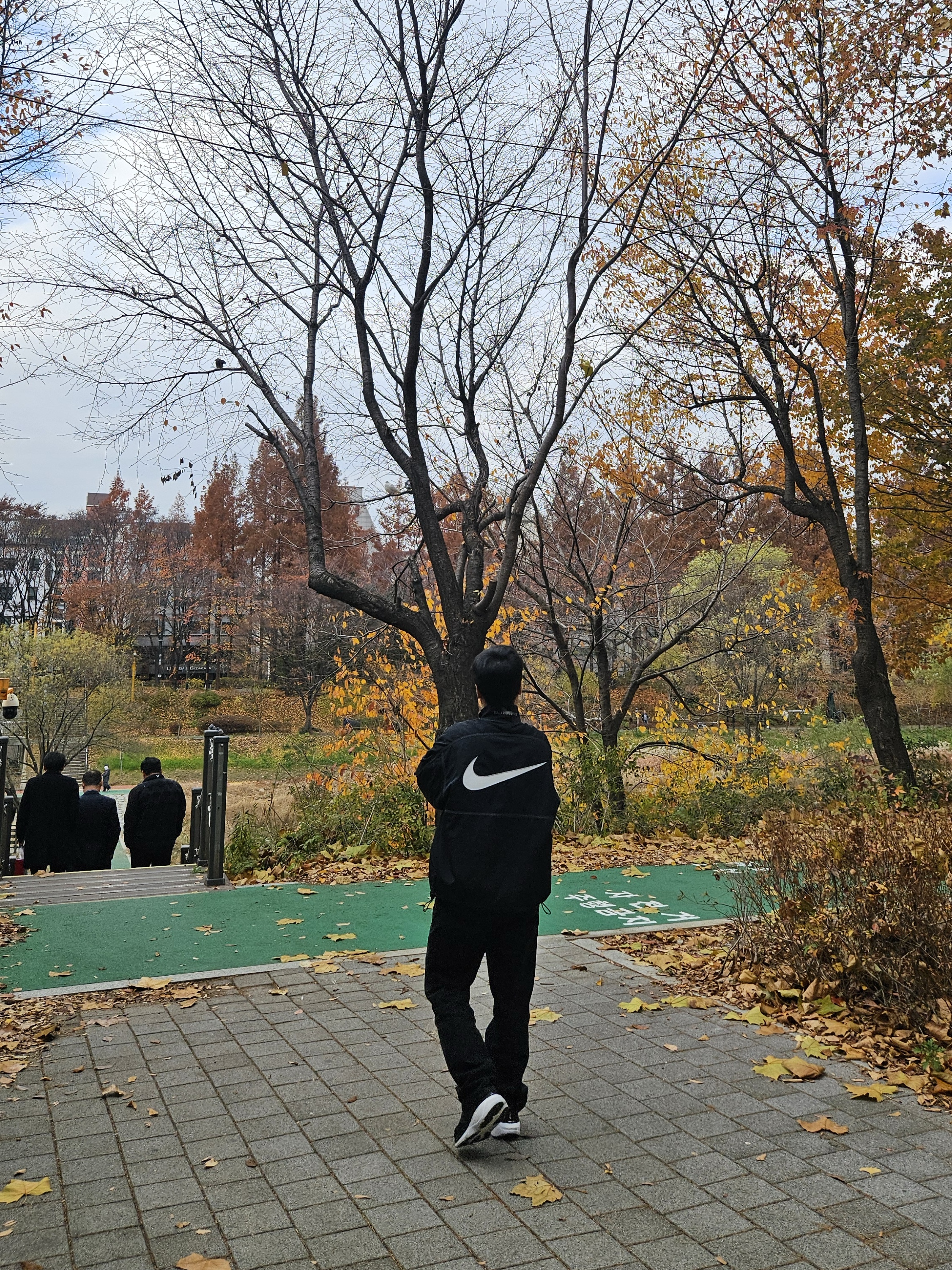 Supreme x Nike Ripstop Pullover Black - 24SS, Saucony Hurricane 24 Wide Black Carbon 착용 스타일 - 1