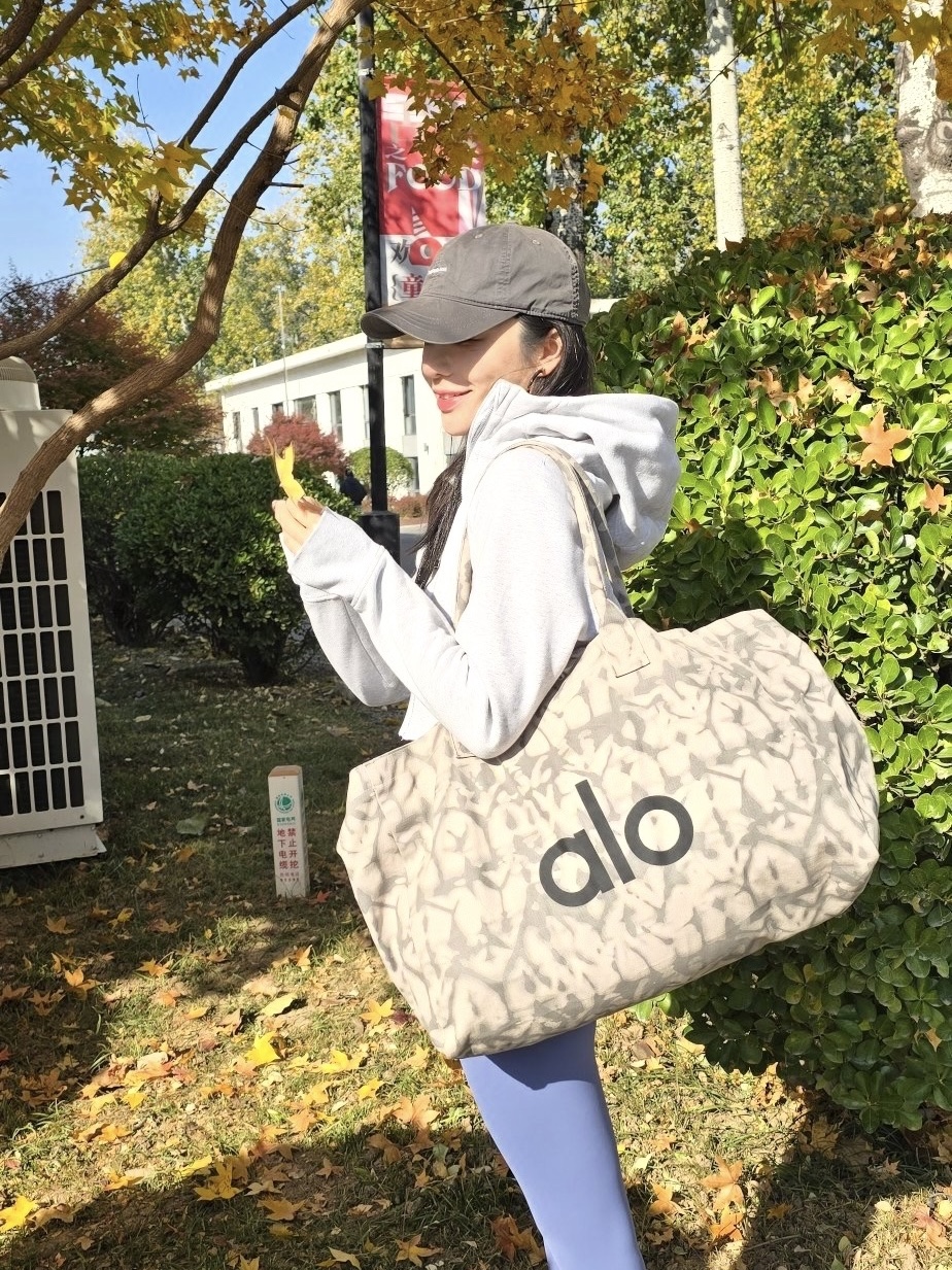 Alo Yoga Iconic Shopper Tote Bag Grey Tiedye 착용 스타일
