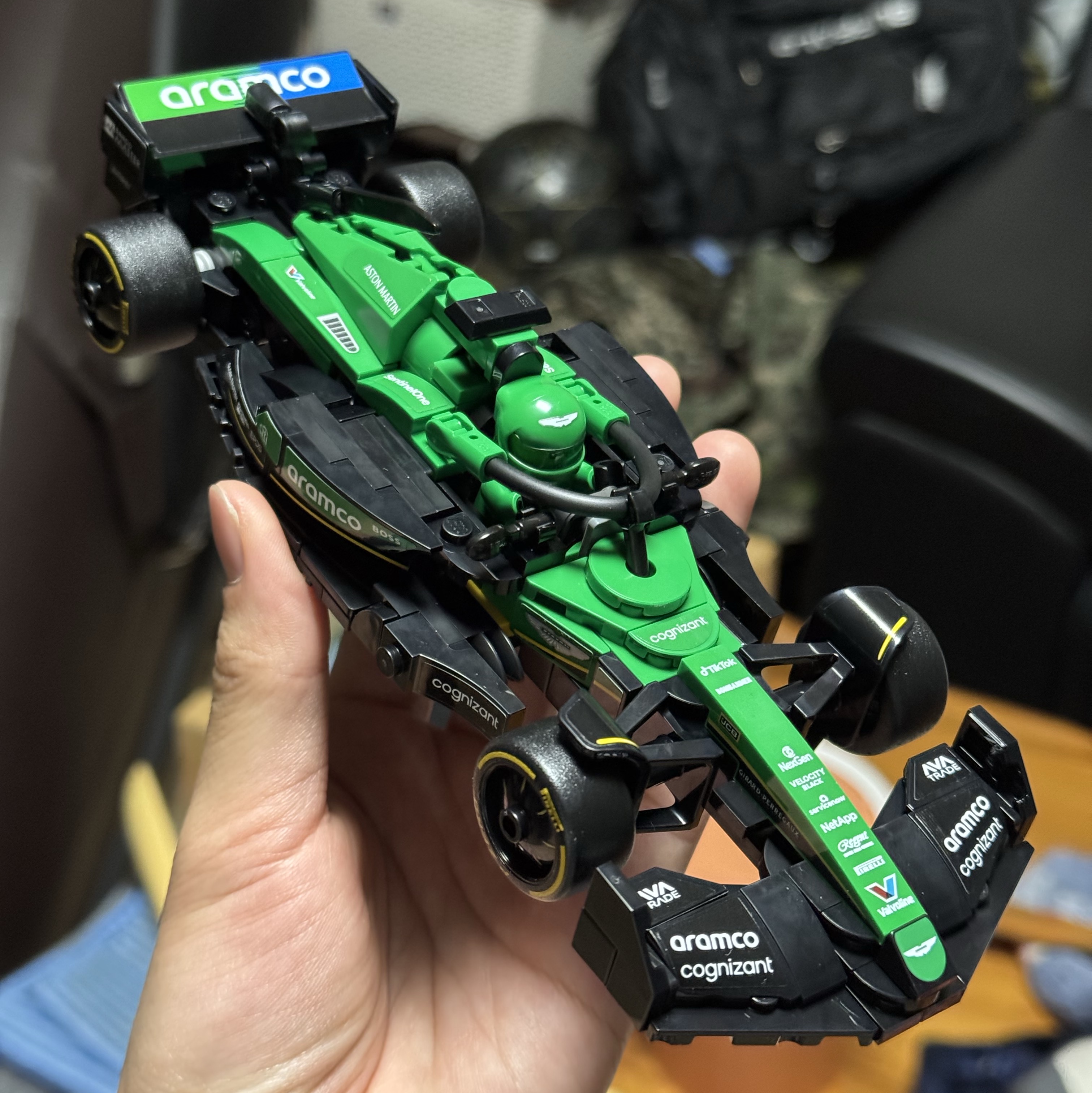 Lego Speed Champions Aston Martin Aramco F1 AMR24 Race Car 착용 스타일 - 1