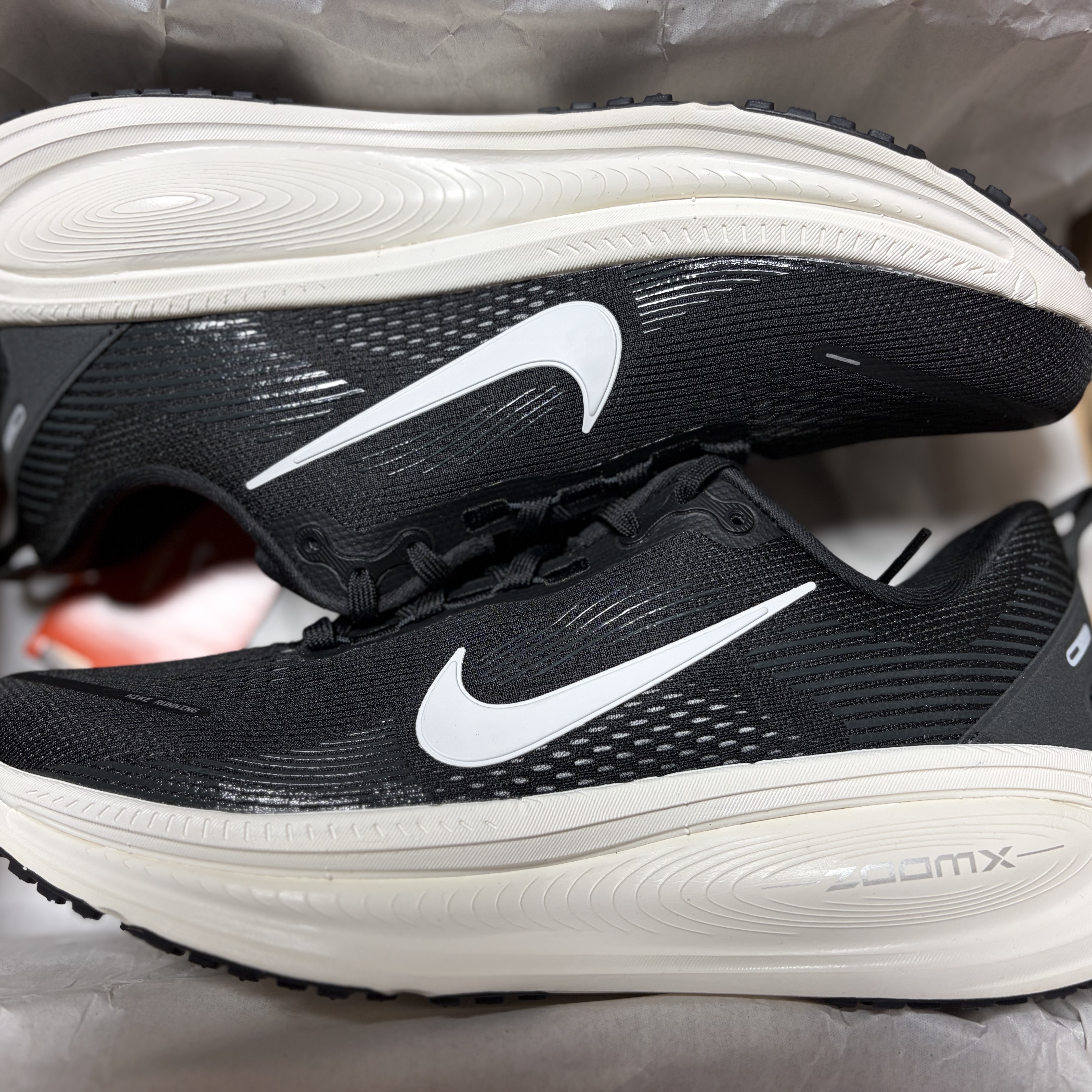 Nike Vomero 18 Black Coconut Milk 착용 스타일 - 2