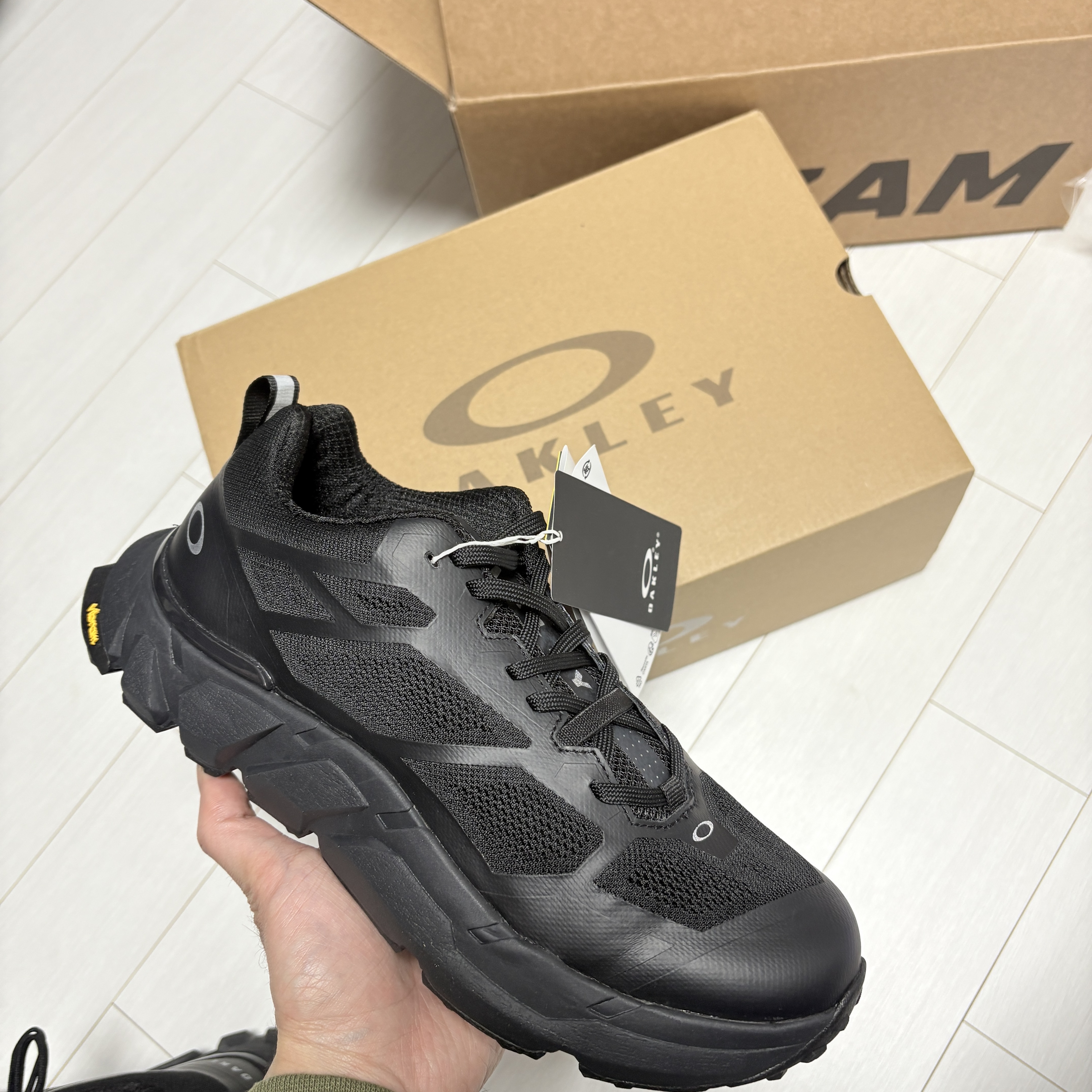 Oakley Light Breathe Triple Black 착용 스타일 - 1