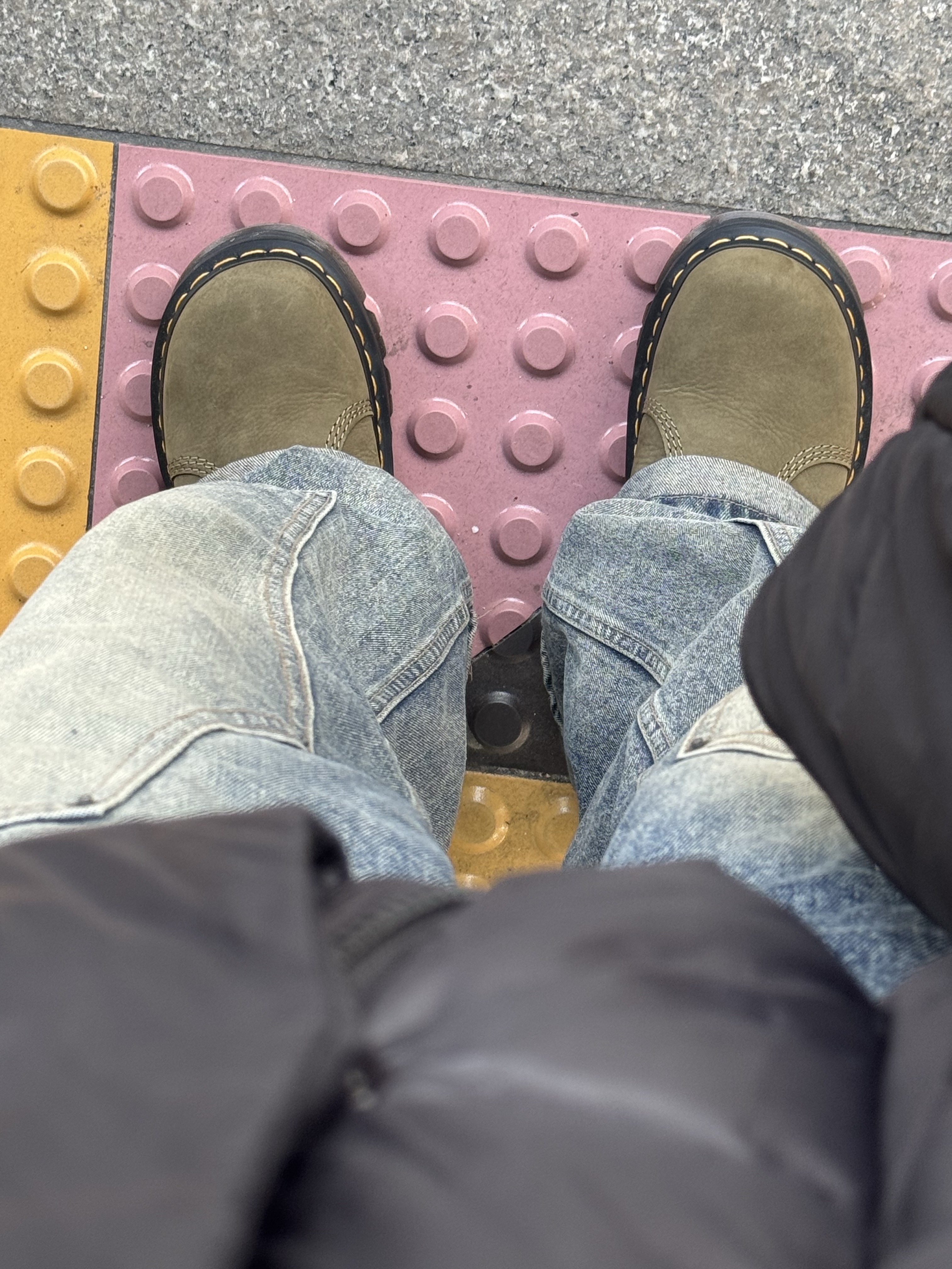 (W) Dr. Martens Zebzag Rigger Leather Boots DMS Olive 착용 스타일 - 2