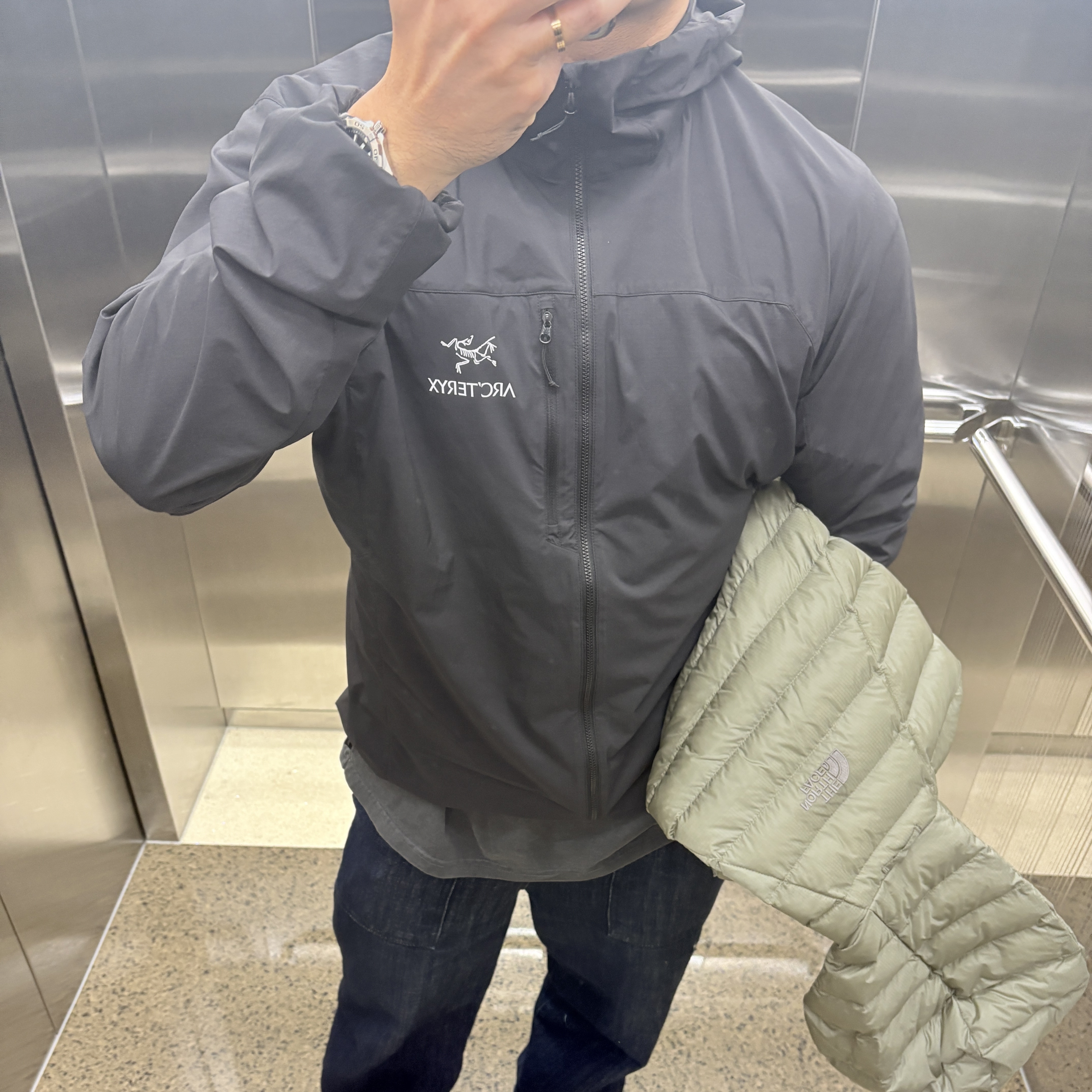 Arc'teryx Squamish Hoody Black, The North Face Ventus On Jacket Light Khaki 착용 스타일