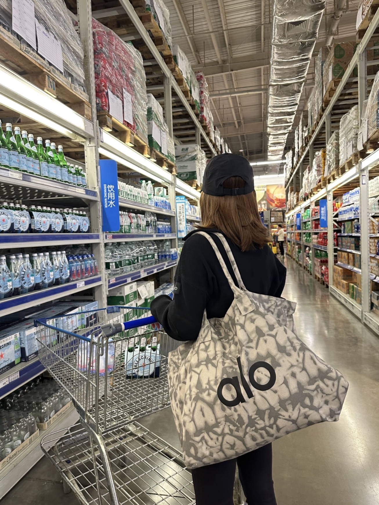 Alo Yoga Iconic Shopper Tote Bag Grey Tiedye 착용 스타일