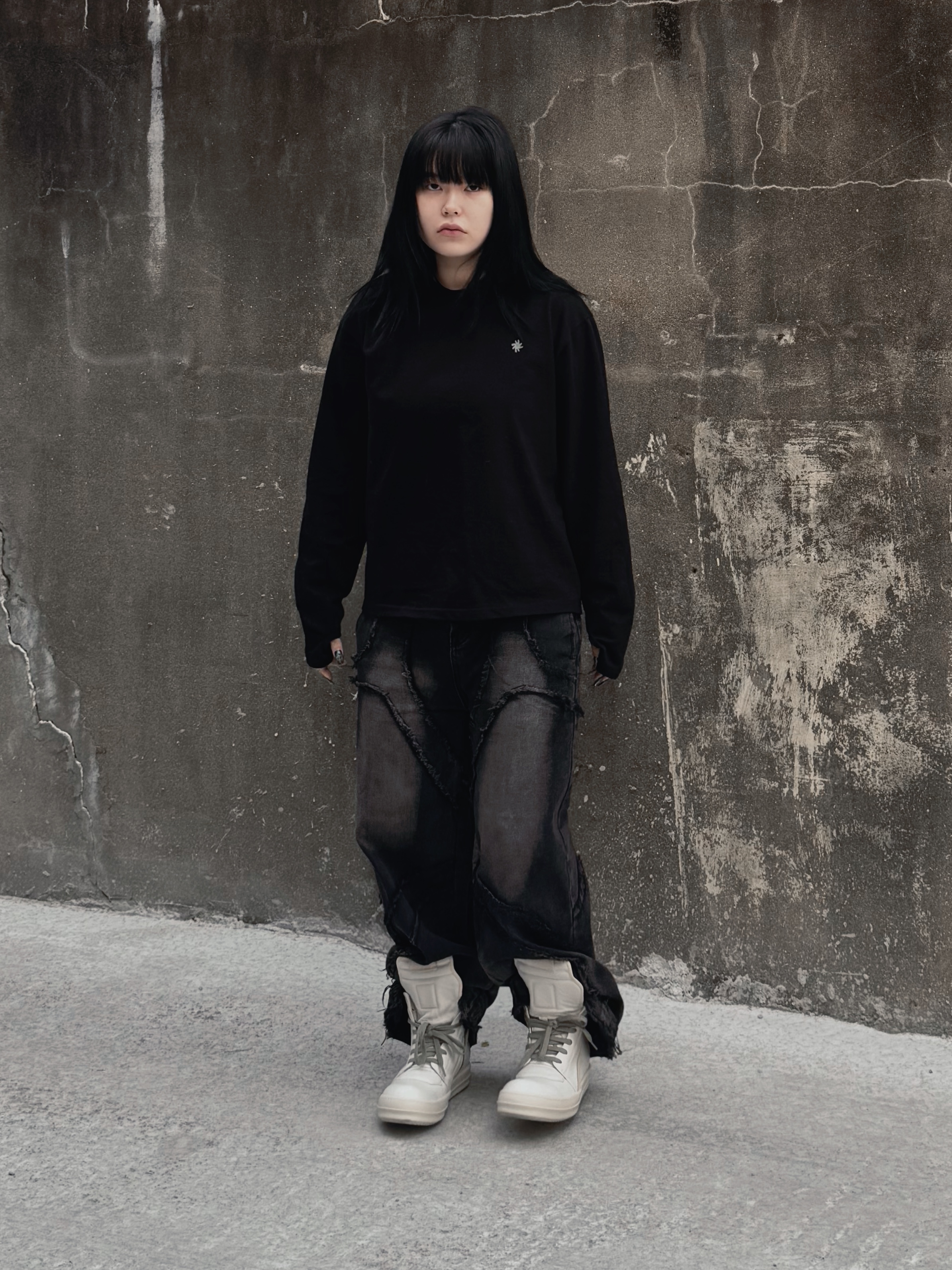 SLOW RECORD HOUSE Fingerhole Crop Long Sleeve Black 착용 스타일 - 6