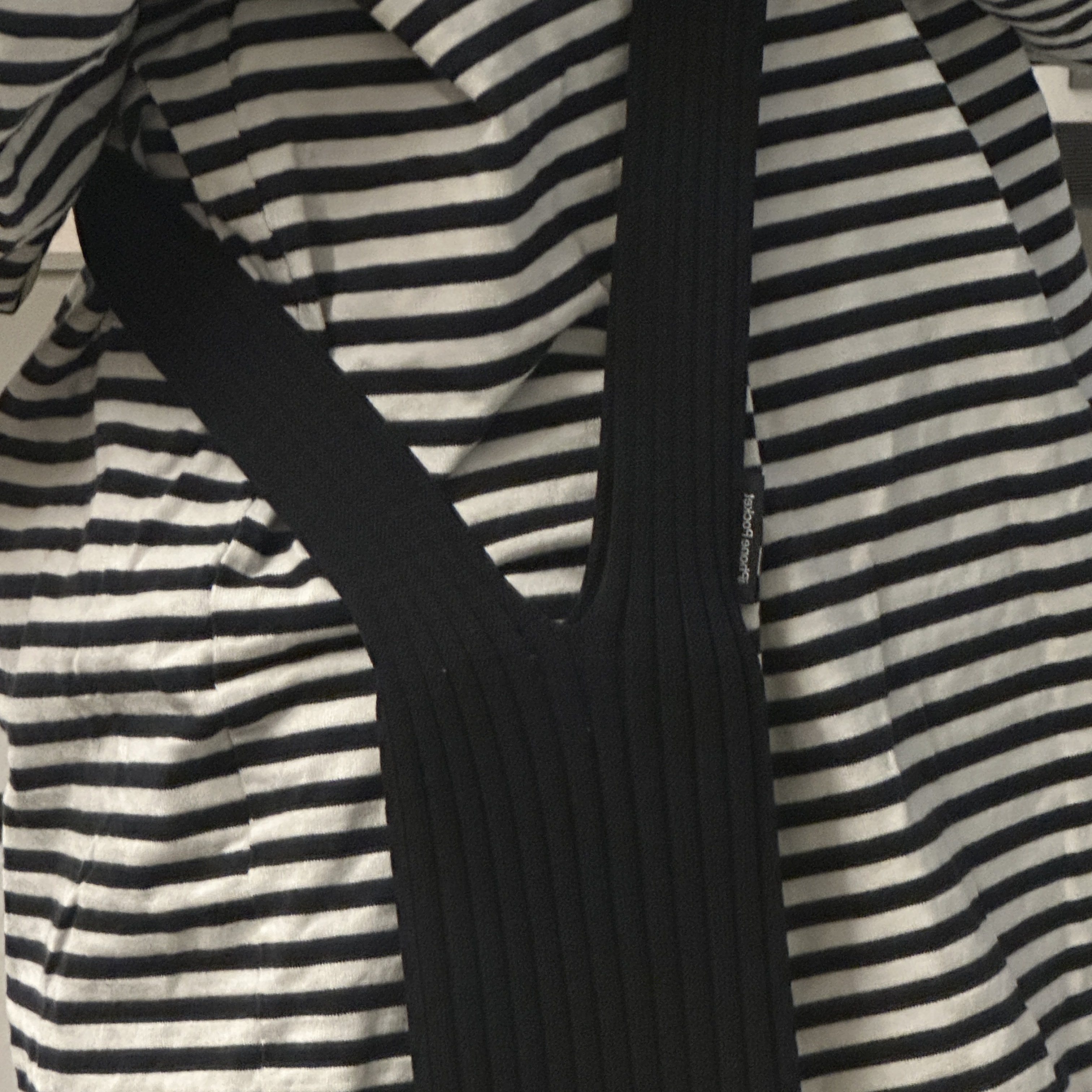 Apple x Issey Miyake iPhone Pocket Long Black 착용 스타일 - 1