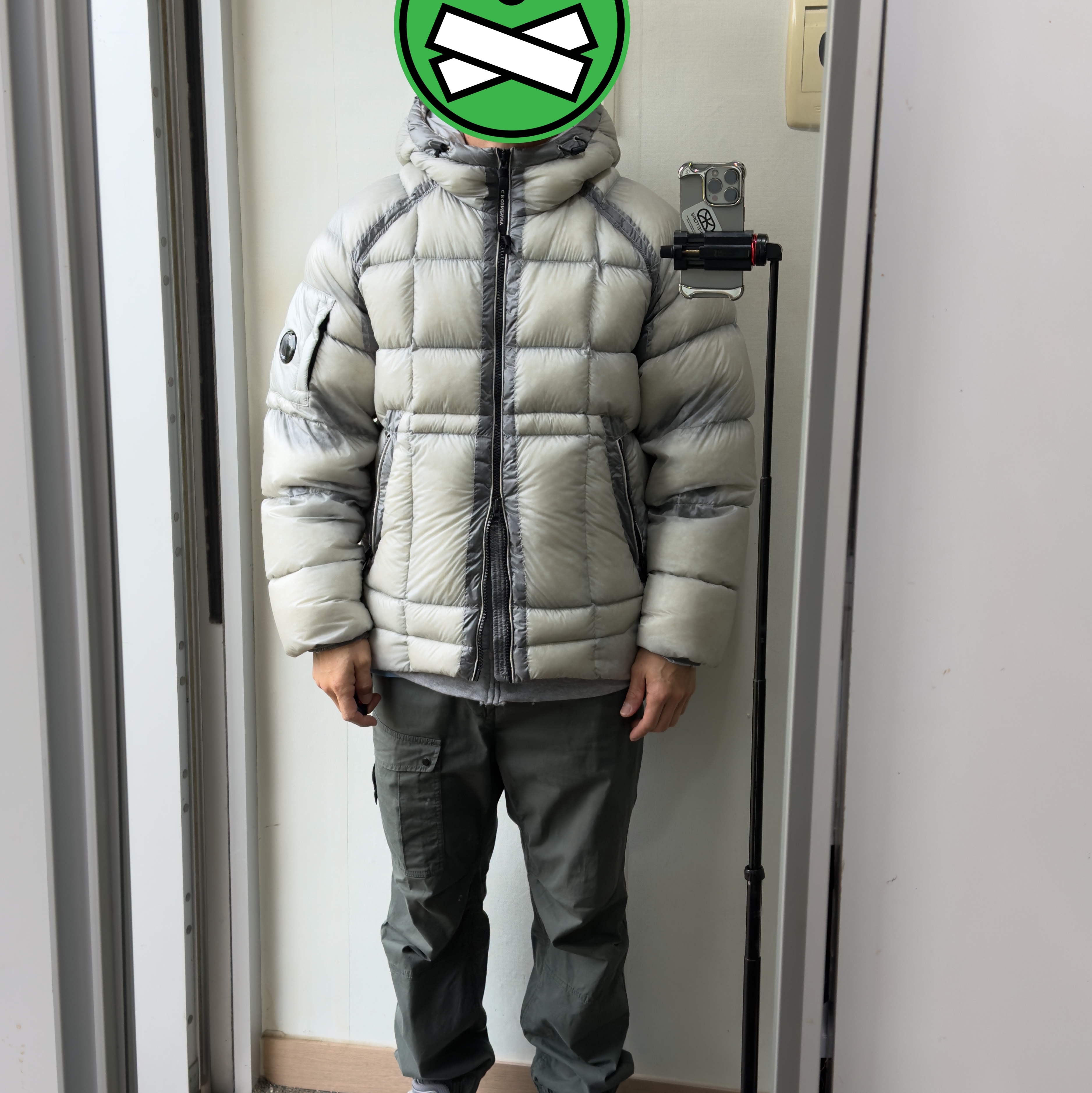 C.P. Company Korea Exclusive D.D. Shell Hooded Down Jacket Lunar Rock - 25FW, Stone Island 30510 Supima Cotton Twill Stretch-TC Cargo Pants Musk Green - 24SS 착용 스타일 - 1