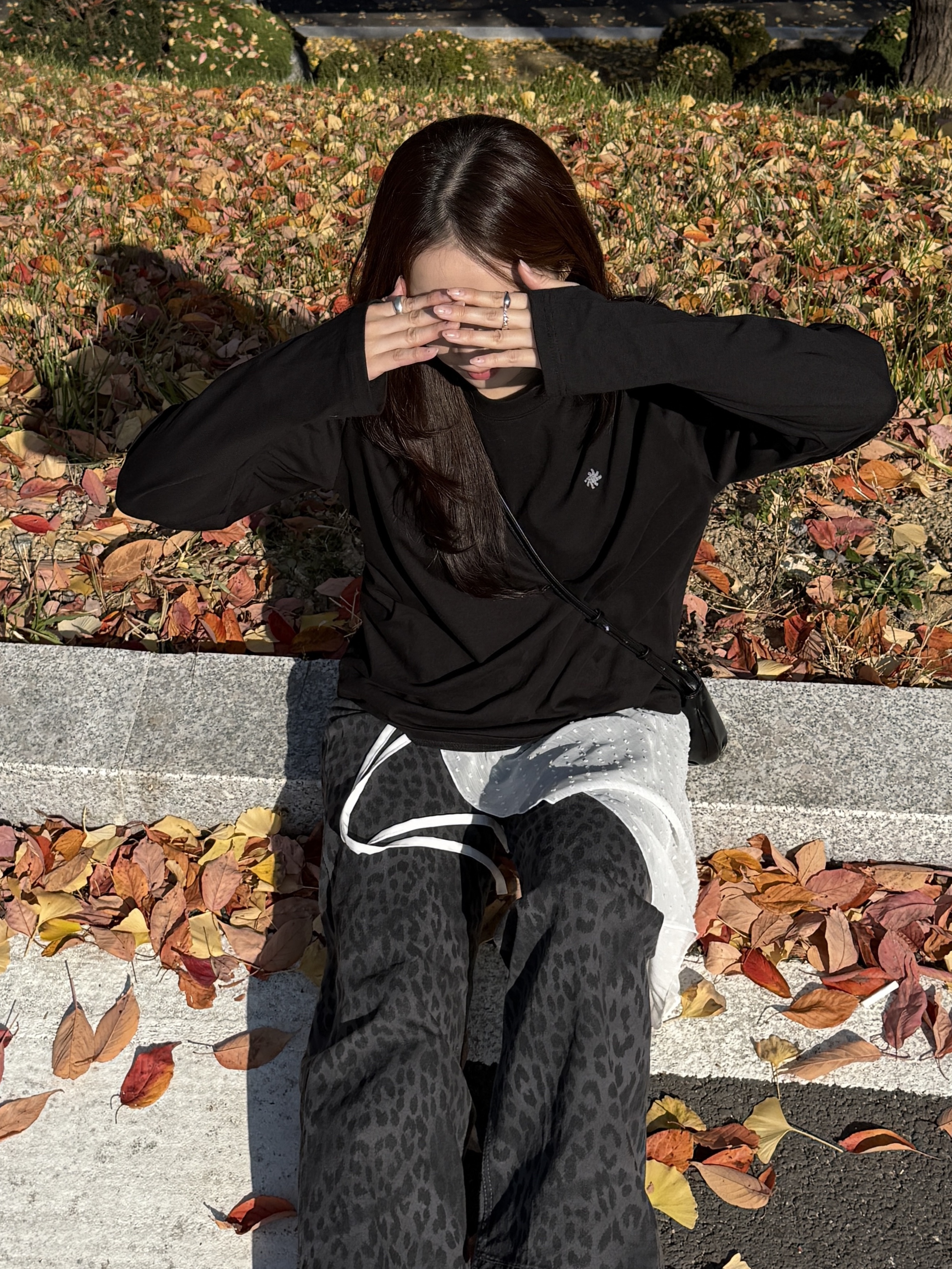 SLOW RECORD HOUSE Fingerhole Crop Long Sleeve Black 착용 스타일 - 5